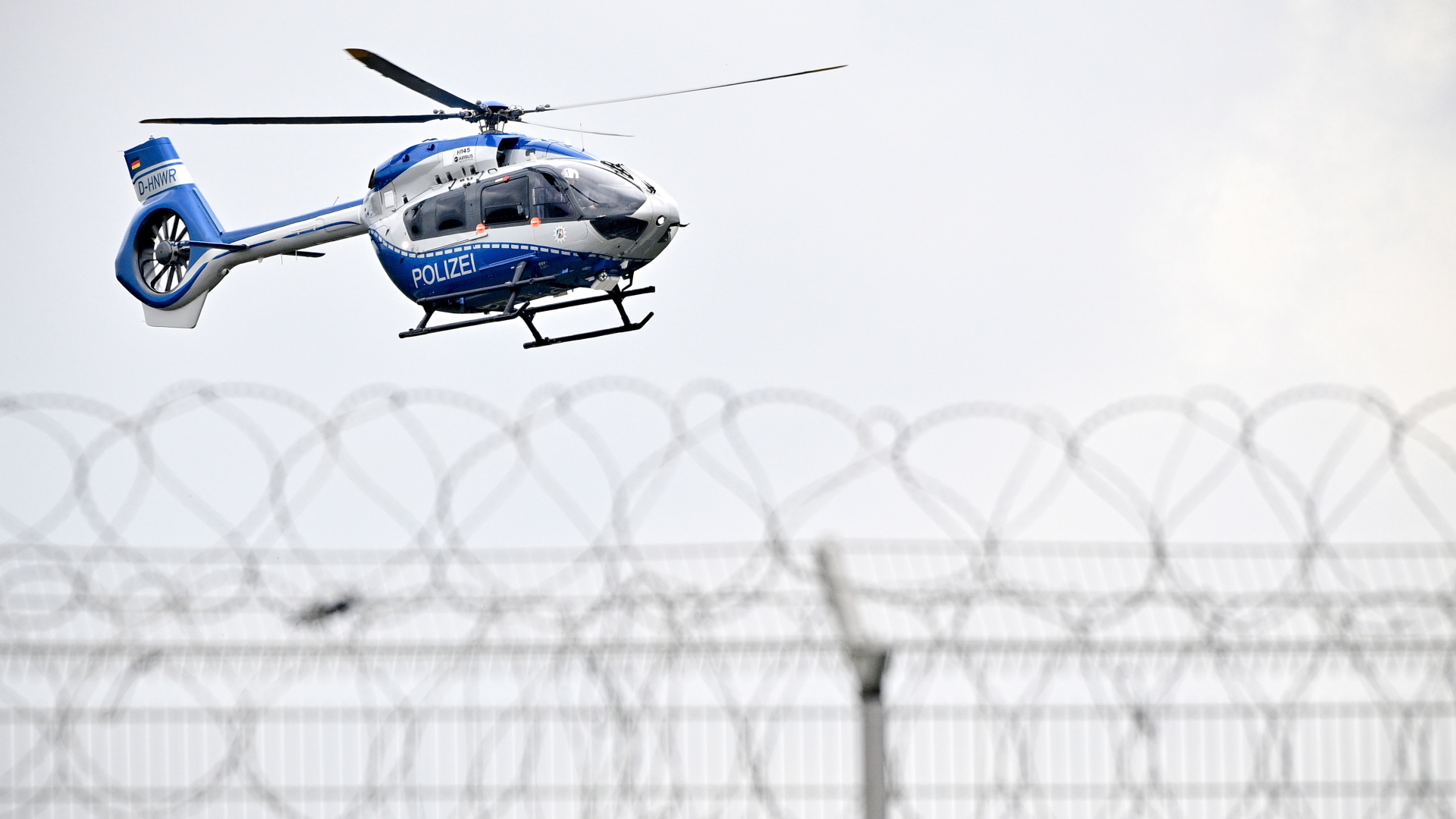 Der Helikopter mit Thomas Drach landet in der Justizvollzugsanstalt in Köln | EPA