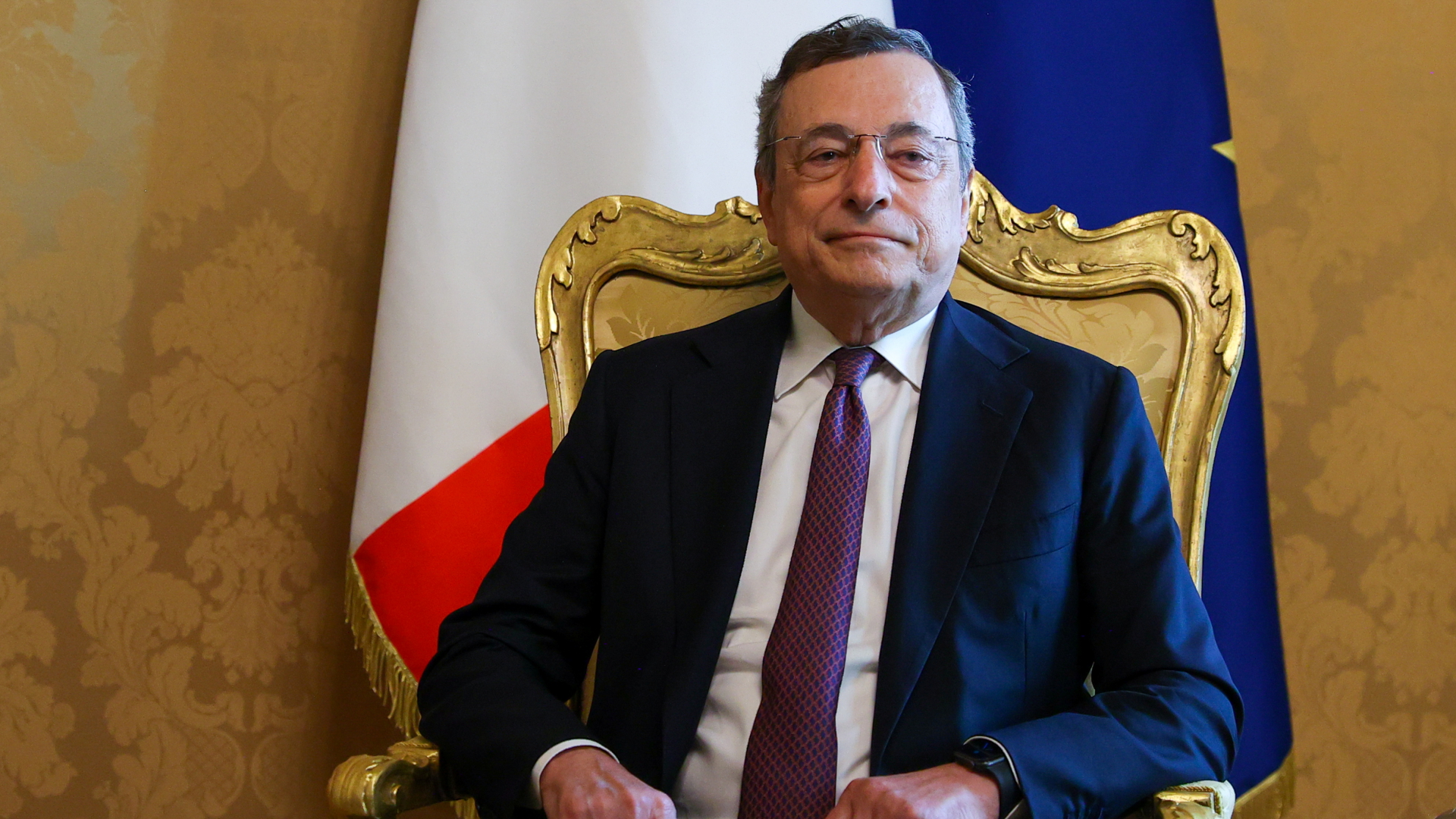 Italiens Ministerpräsident Mario Draghi sitzt in seinem Amtssitz Palazzo Chigi in Rom auf einem goldenen Sessel | via REUTERS