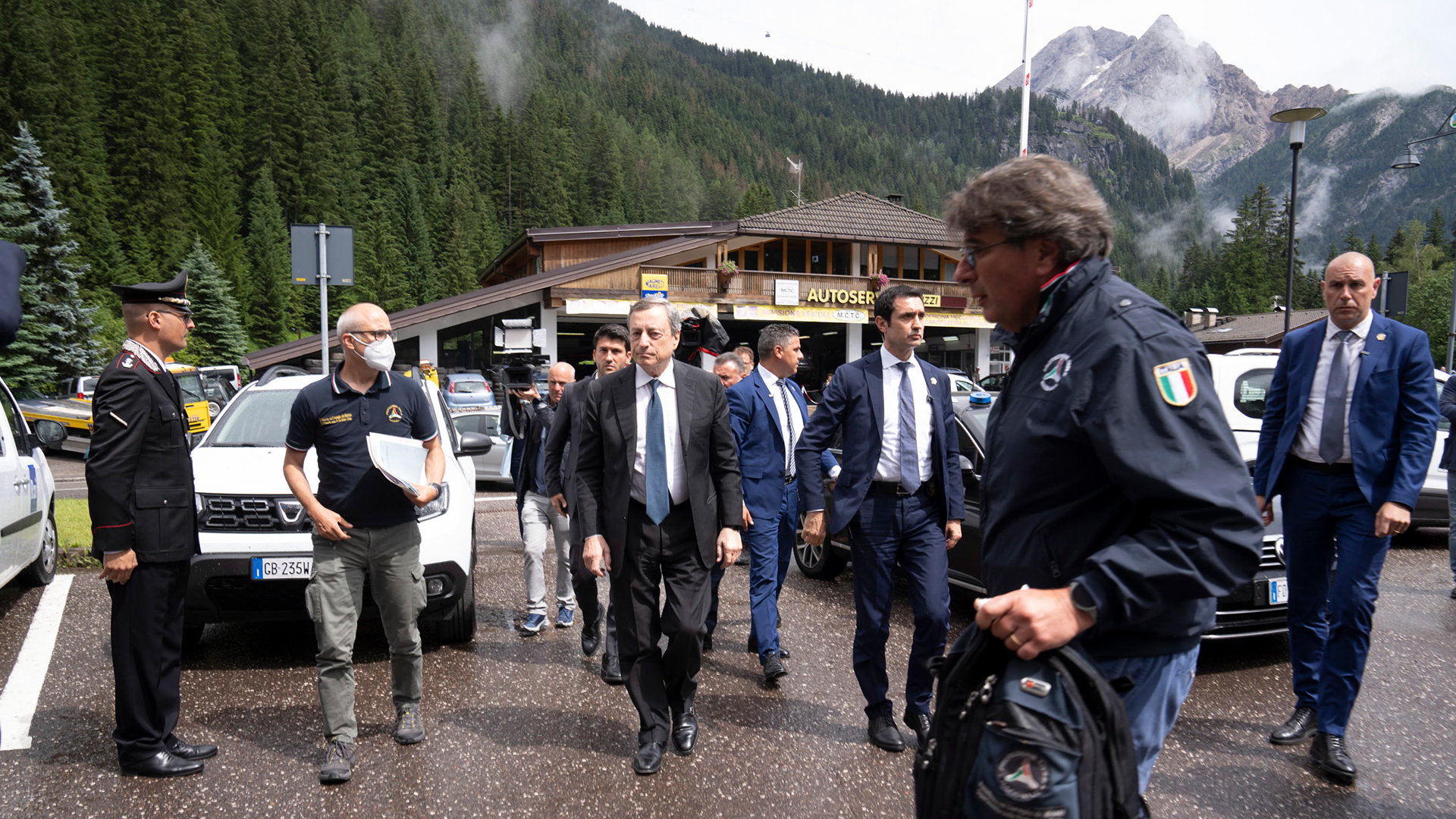 Mario Draghi beim Besuch der Einsatzzentrale für die Rettungsarbeiten | EPA