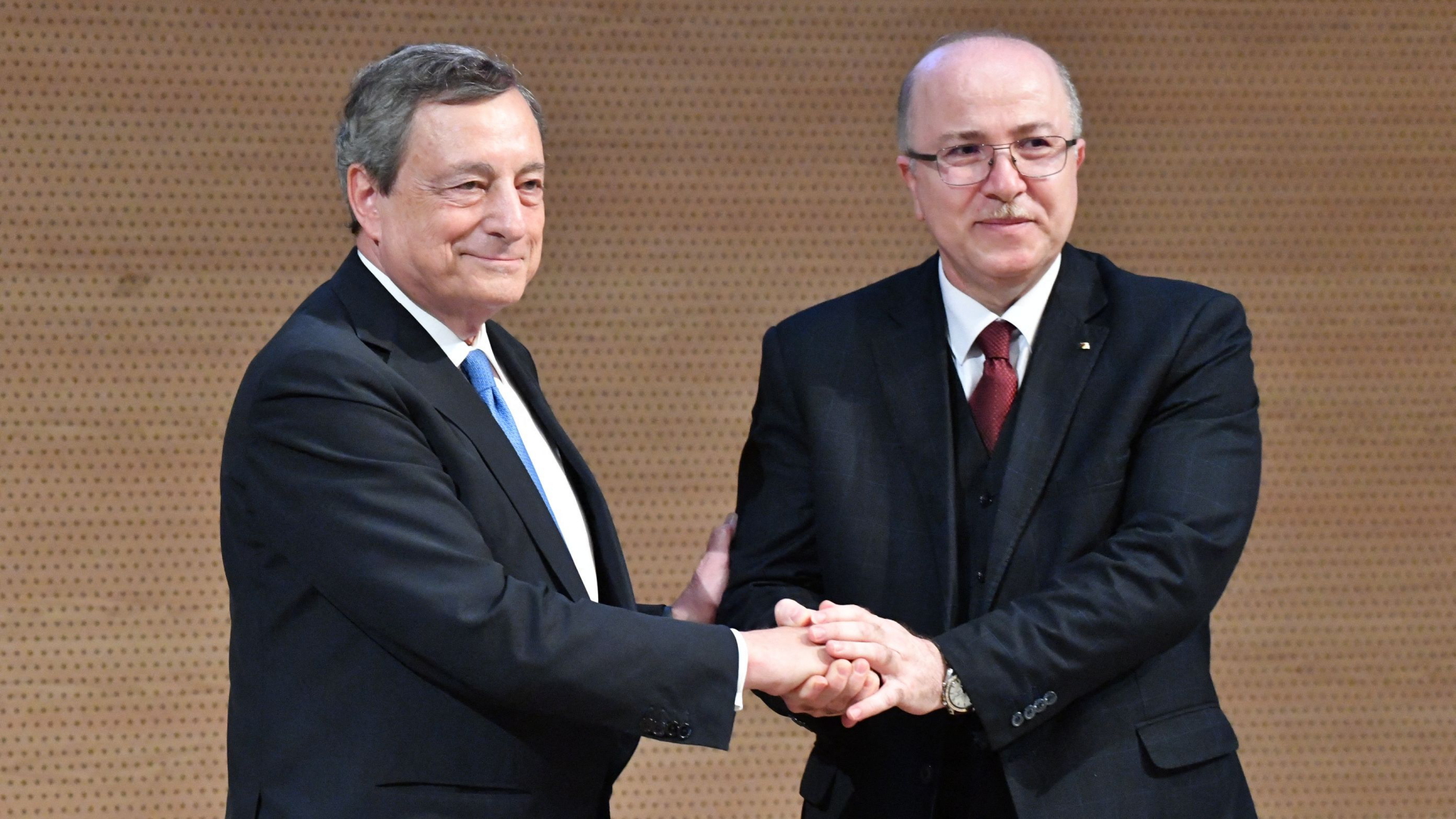 Italiens Ministerpräsident Draghi schüttelt dem algerischen Premier Benabderrahmane die Hand | AFP