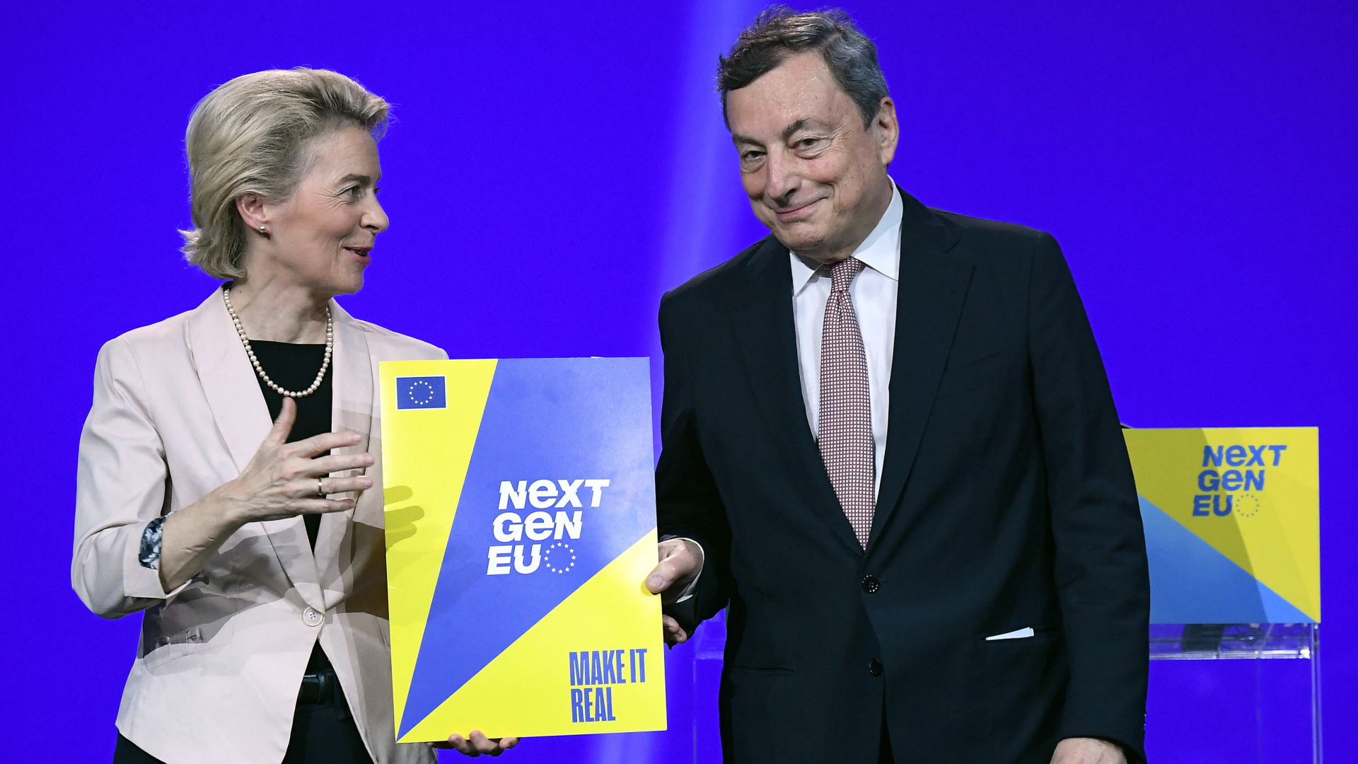 EU-Kommissionspräsidentin Ursula von der Leyen im Gespräch mit Italiens Ministerpräsident Mario Draghi | EPA