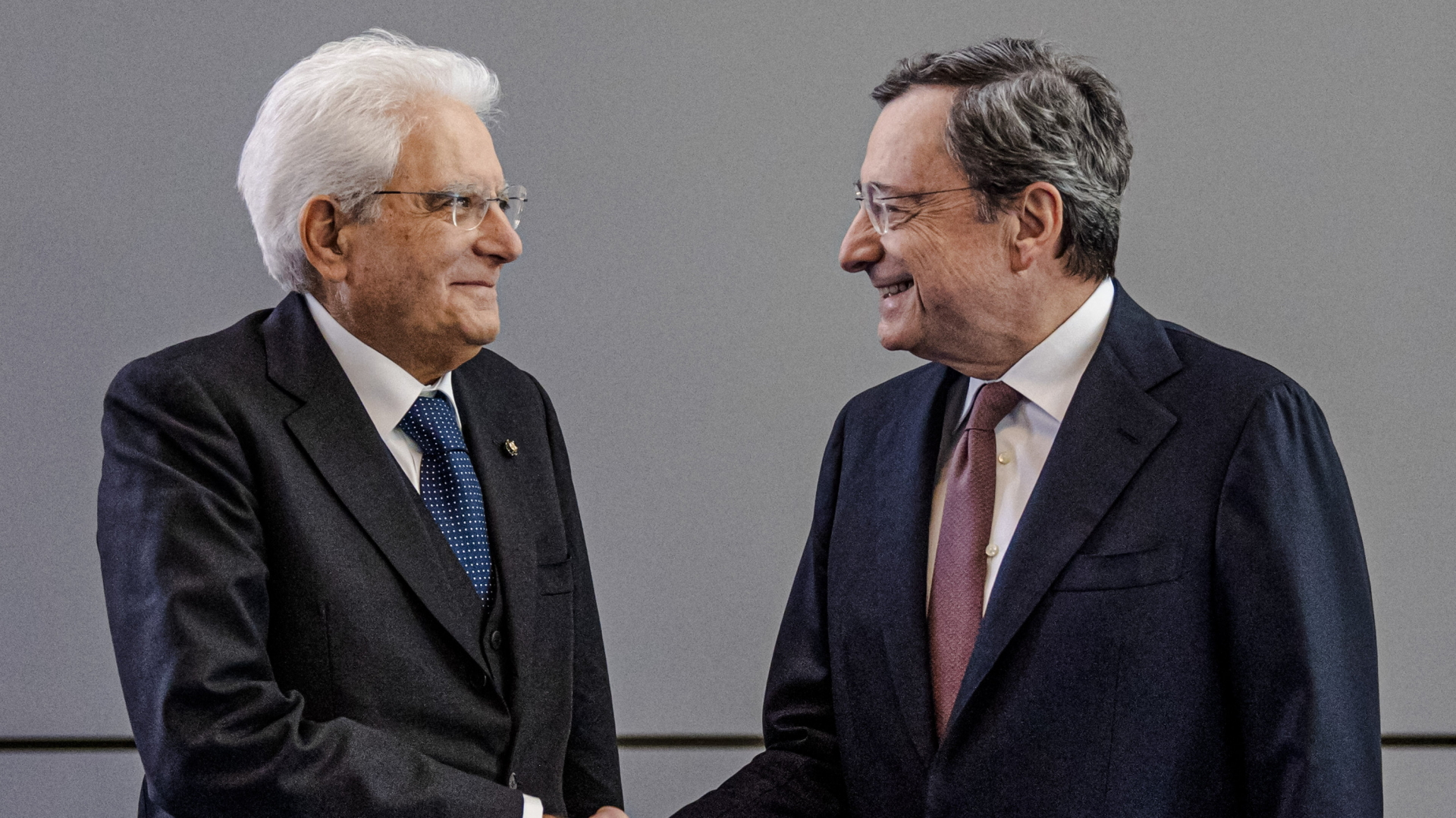 Der italienische Präsident Mattarella und der ehemalige EZB-Chef Draghi (Archivbild). | AP