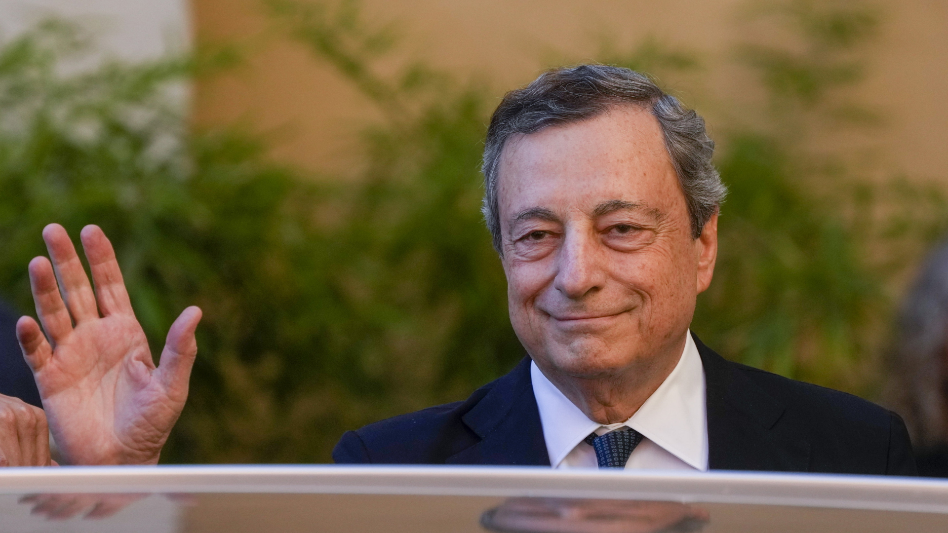 Mario Draghi winkt Bürgern zu | AP