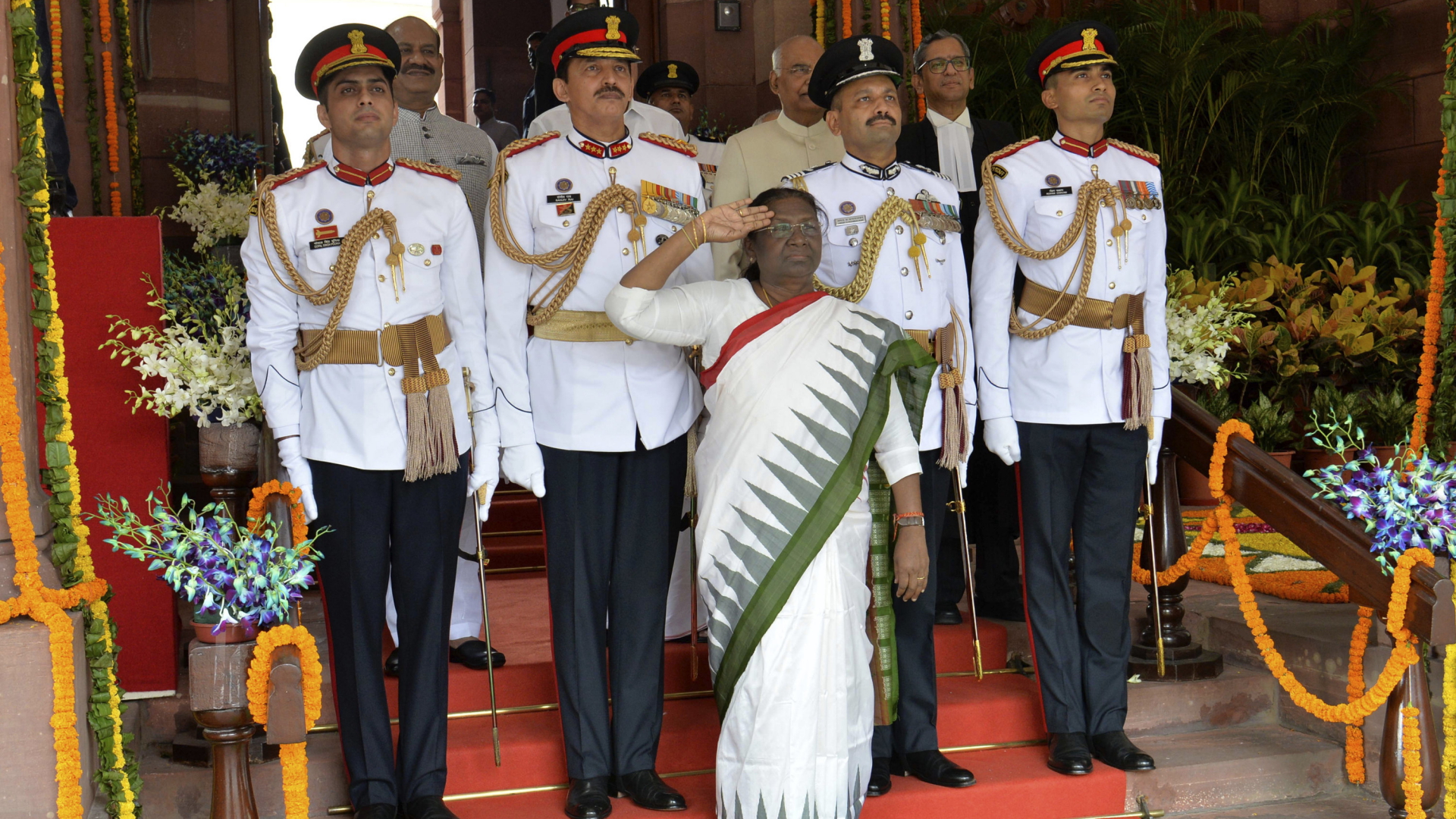 Indiens neue Präsidentin Draupadi Murmu salutiert bei ihrer Vereidigung in Begleitung von Ehrengardisten. | AP