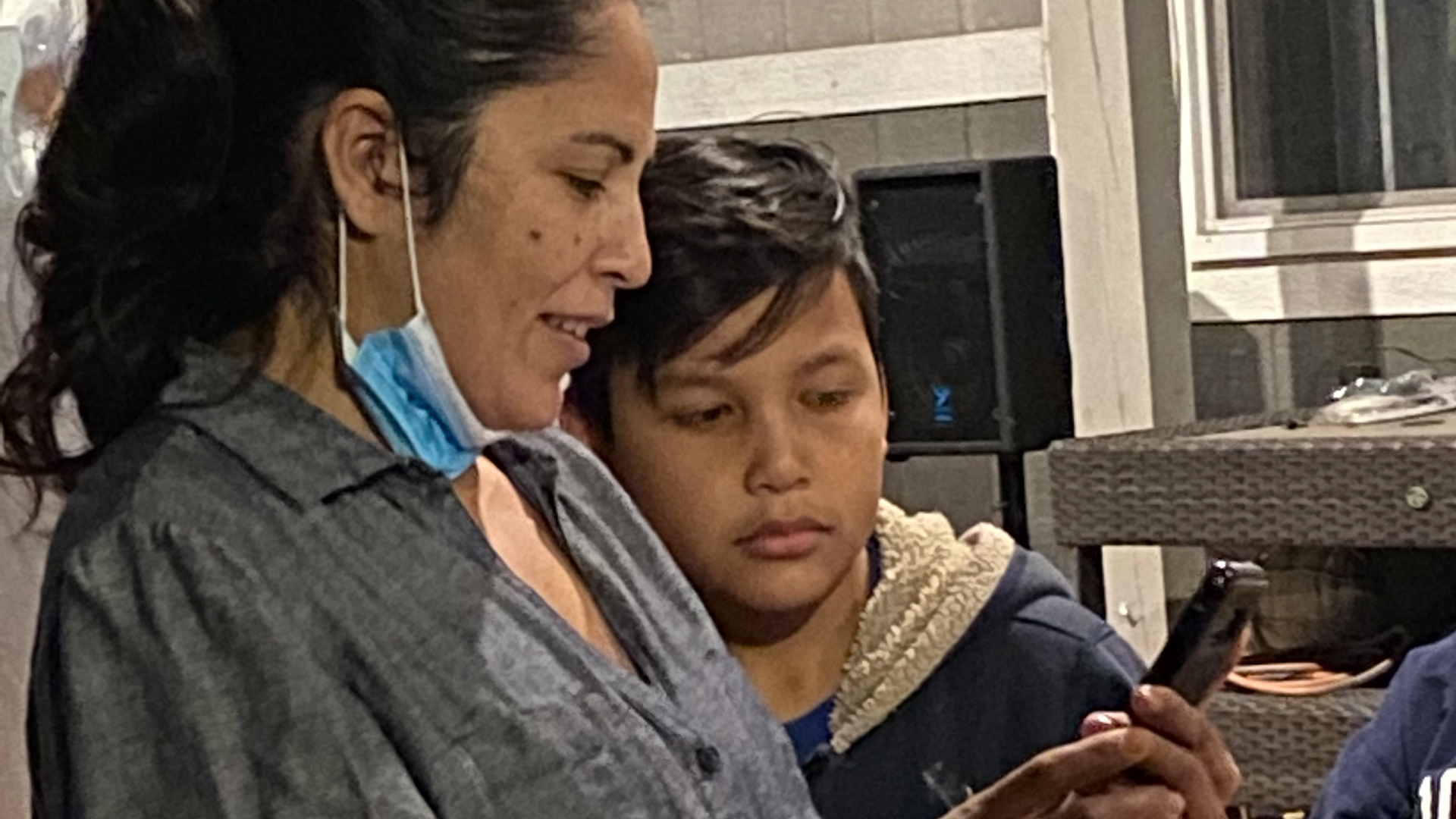 Ana telefoniert mit ihrer Mutter in Mexiko | TV-Studio Washington