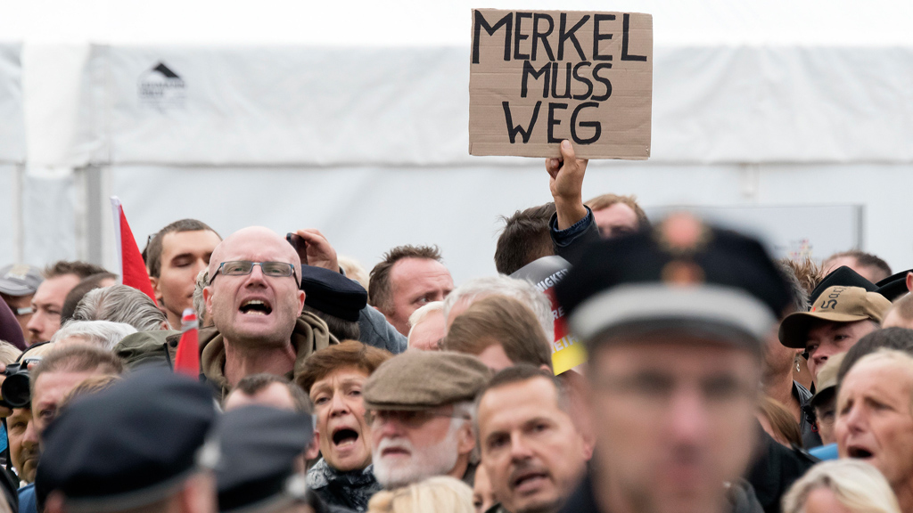  Ein Großaufgebot der Polizei stand Demonstranten gegenüber, die lautstark gegen Kanzlerin Merkel und andere Politiker protestierten. | AP