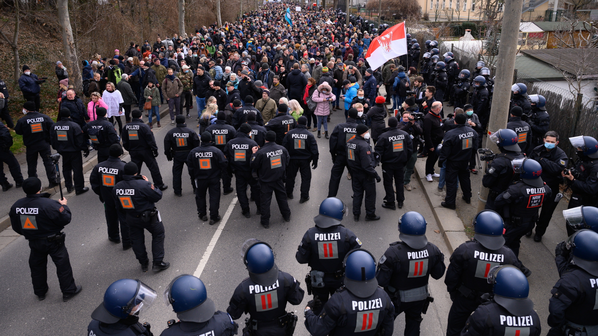 Dresden: Polizisten und Demonstranten stehen auf der Magdeburger Straße.  | dpa