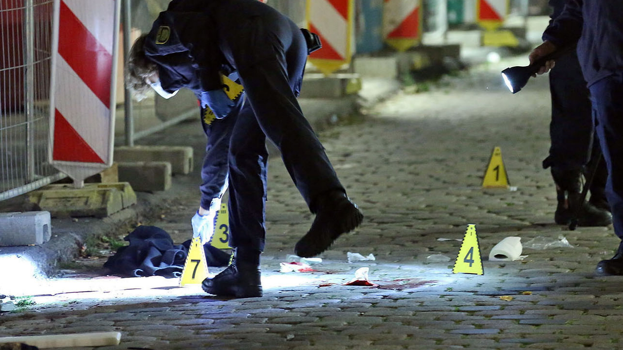Messerangriff in Dresden am 5. Oktober 2020 - Spurensicherung am Tatort | Bildquelle: dpa