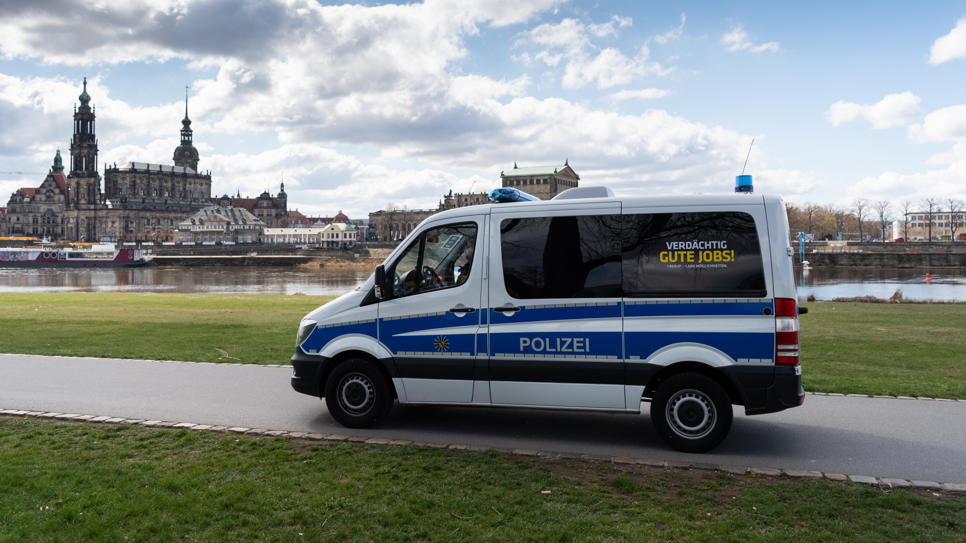 Polizeiwagen an der Elbe in Dresden | dpa