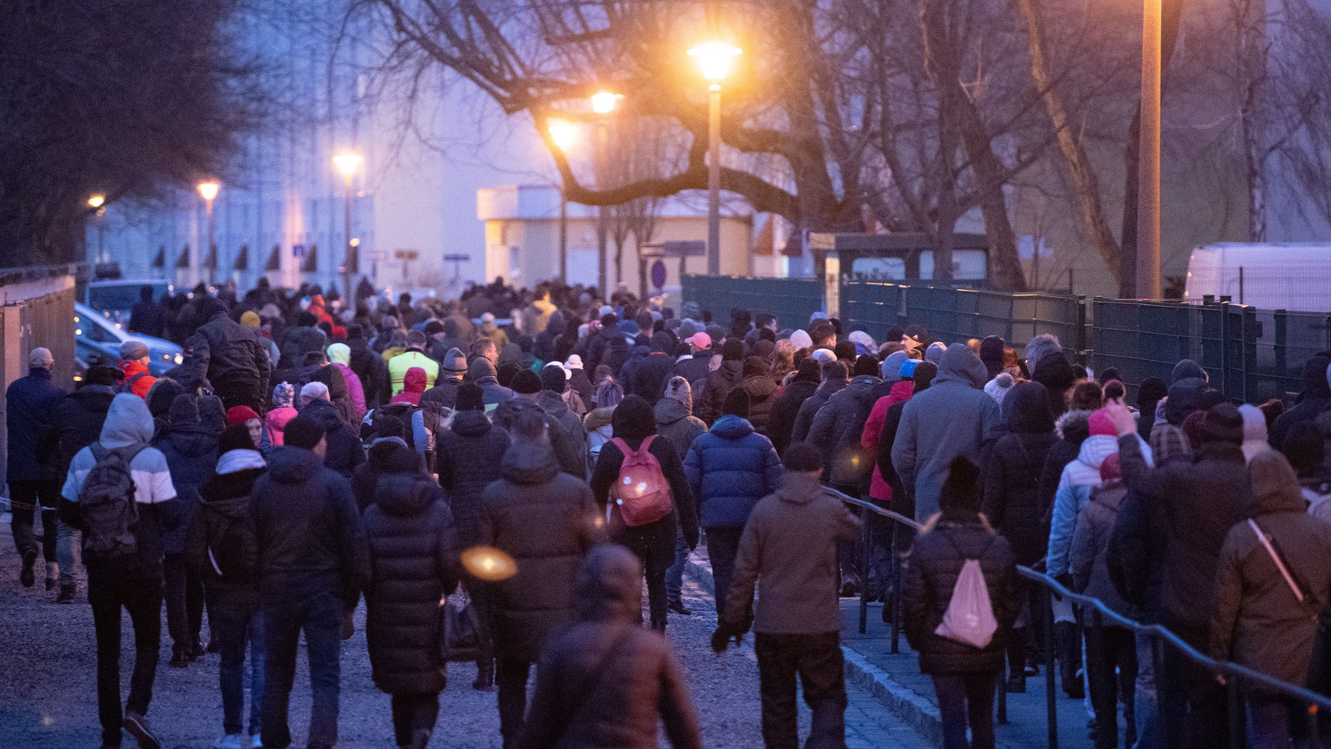 Menschen demonstrieren gegen die staatlichen Maßnahmen zur Eindämmung der Corona-Pandemie im Dresdner Stadtteil Laubegast (Bild: Ende Januar 2022).  | dpa