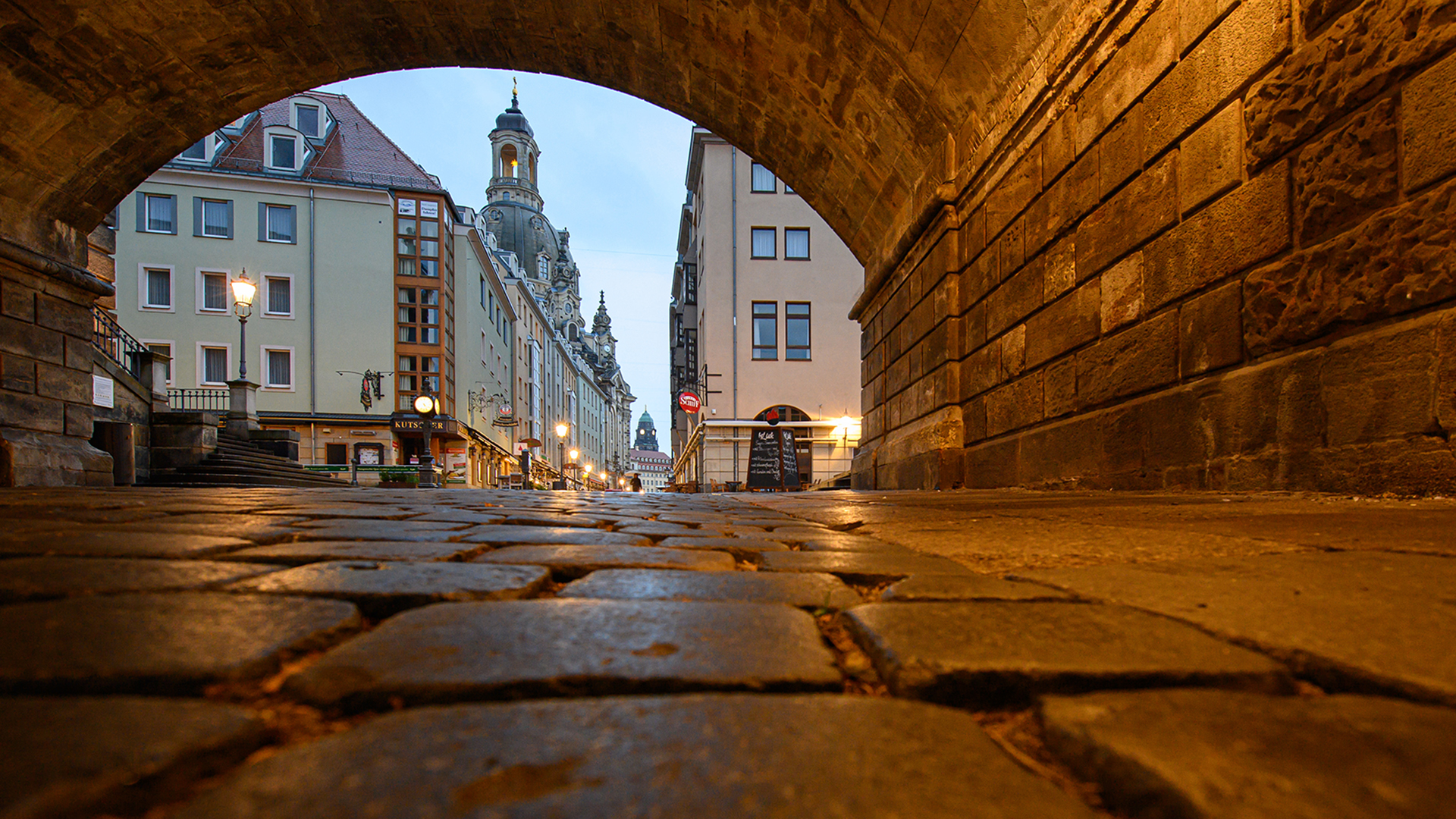 Blick am Nachmittag durch einen Brückenbogen in die menschenleere Münzgasse in Dresden | dpa