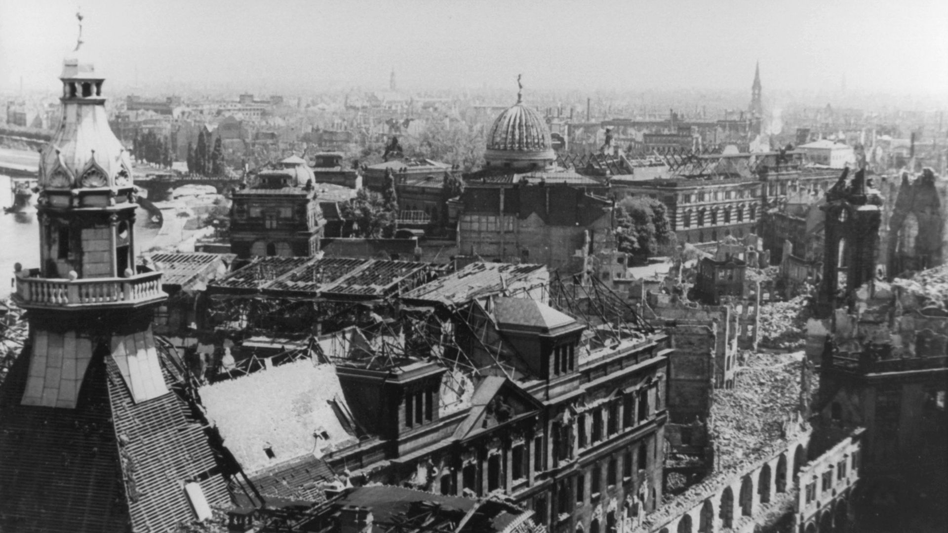 Blick auf das fast völlig zerstörte Stadtzentrum von Dresden