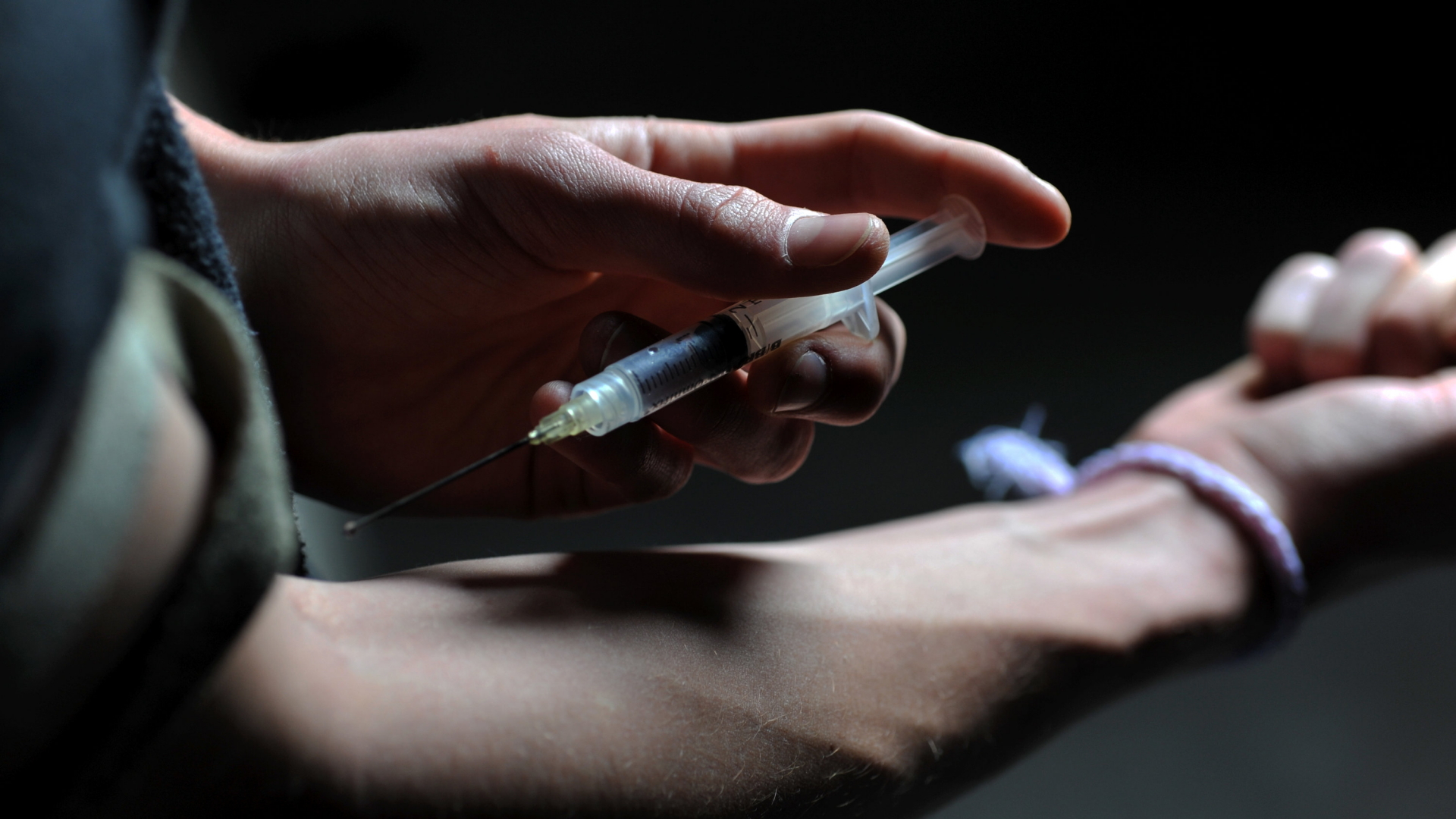Ein Drogensüchtiger setzt sich einen Schuss Heroin | Bildquelle: dpa