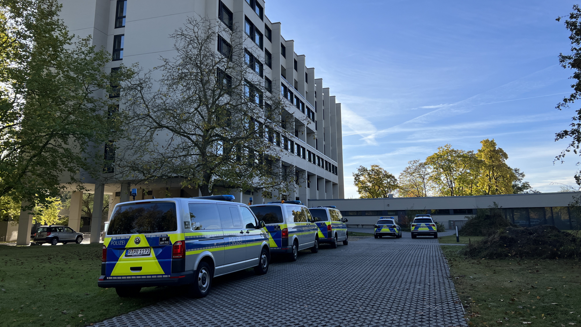 Polizeiautos vor einer Schule in Regensburg