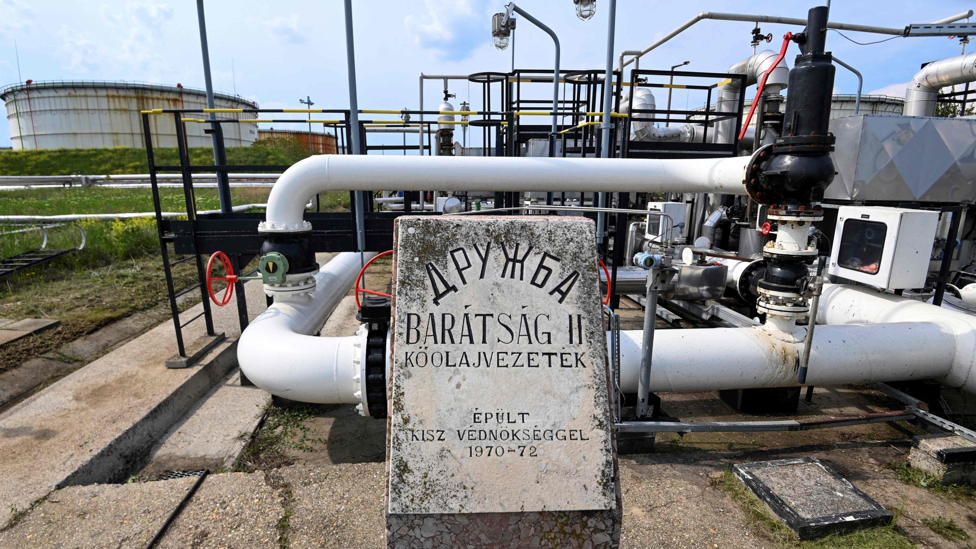 Ein Gedenkstein für den Bau der Druschba-Pipeline zwischen Russland und Ungarn in einer ungarischen Öl-Raffinerie. | AFP
