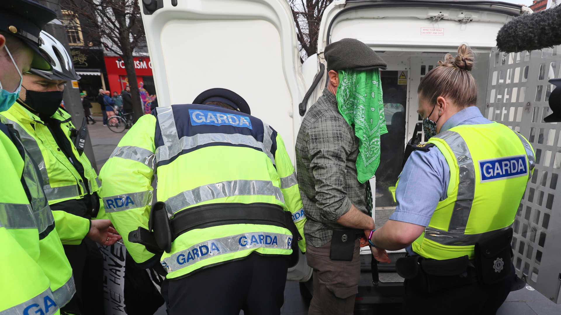 Irische Polizisten nehmen einen Teilnehmer des Protests gegen die Corona-Maßnahmen in Dublin fest. | dpa