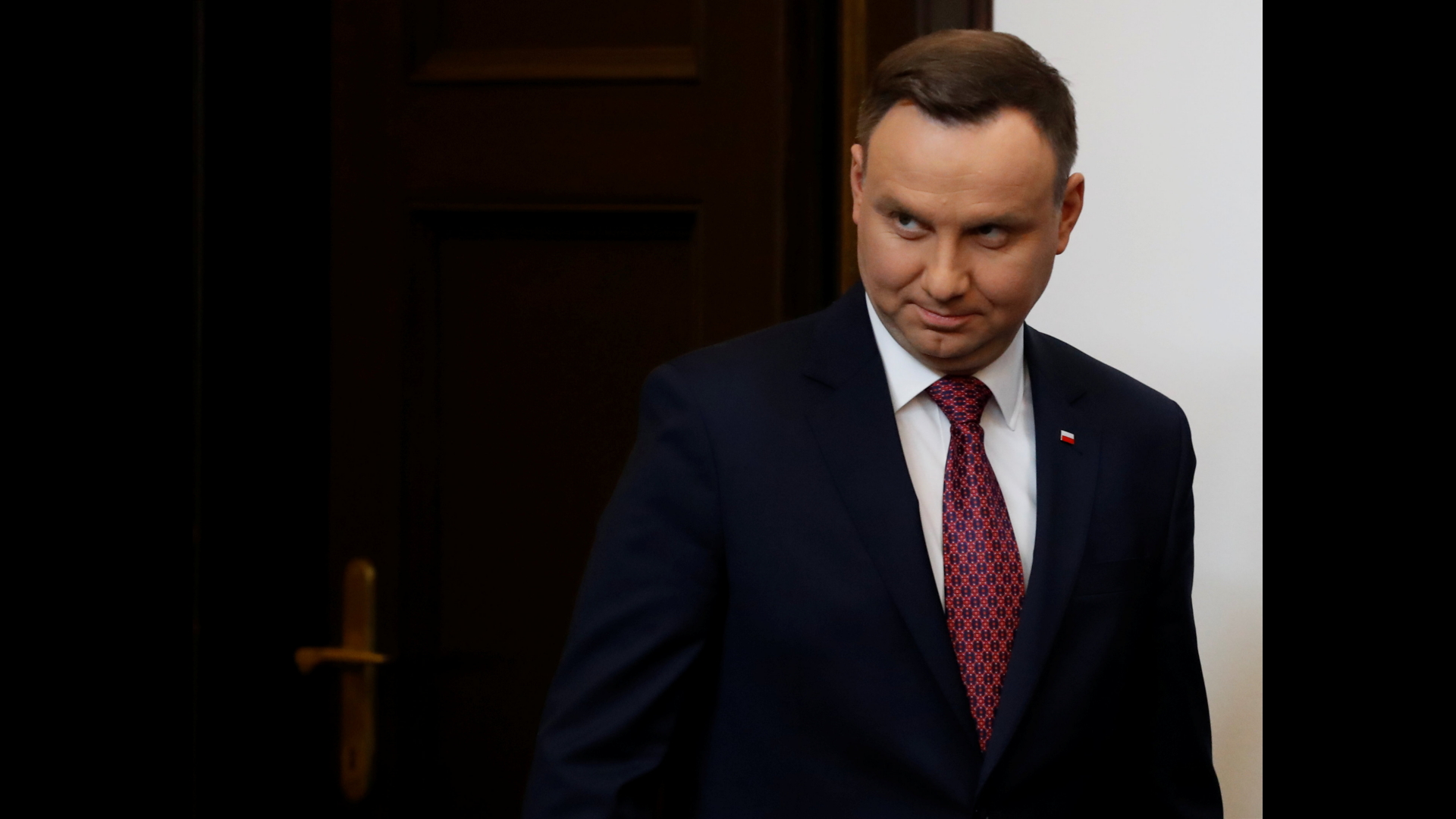 Polens Präsident Duda auf dem Weg zu einer Pressekonferenz. 
