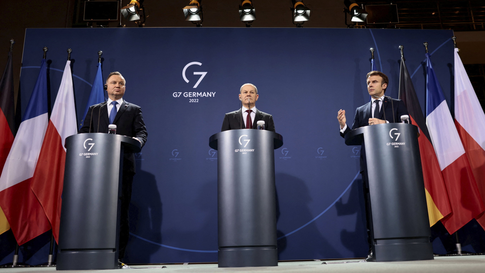 Polens Präsident Duda, Bundeskanzler Scholz und Frankreichs Präsident Macron bei einer gemeinsamen Pressekonferenz in Berlin. | AP