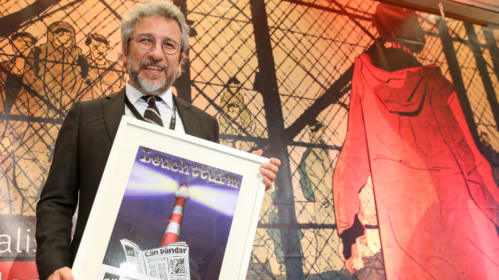 Der türkische Journalist Dündar mit dem Leuchtturm-Preis des Netzwerks Recherche. 