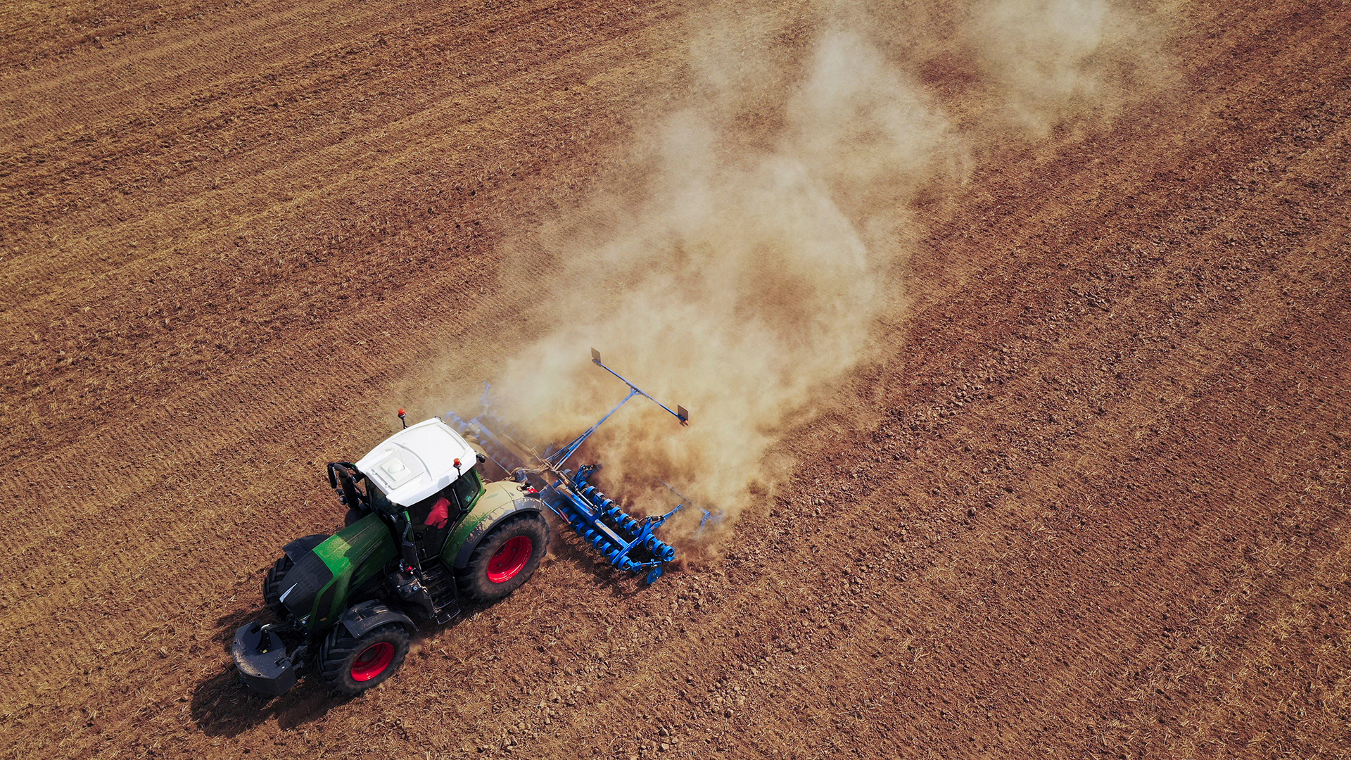 Ein französischer Landwirt fährt einen Traktor auf einem trockenem Feld. | REUTERS