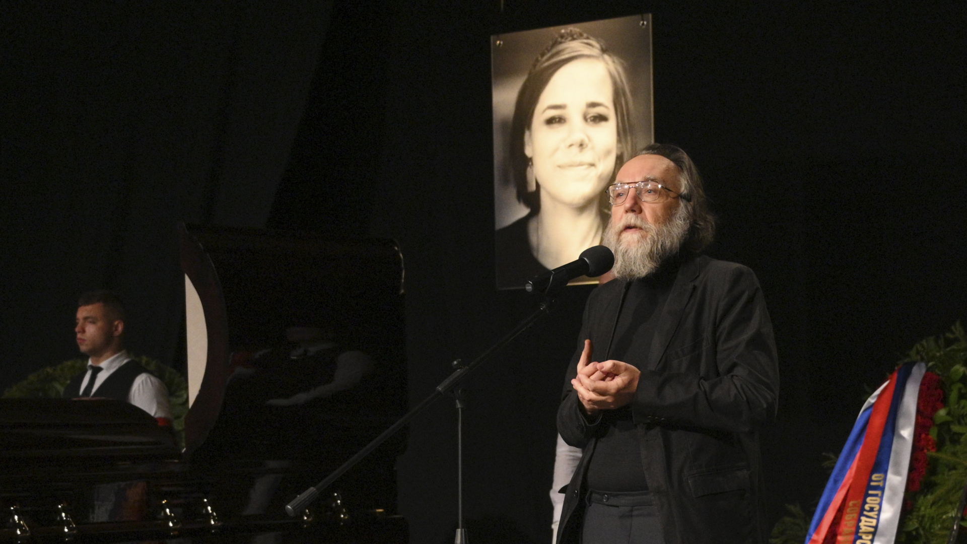 Der nationalistische russische Philosoph Alexander Dugin spricht auf der Trauerfeier für seine verstorbene Tochter Daria  | AP