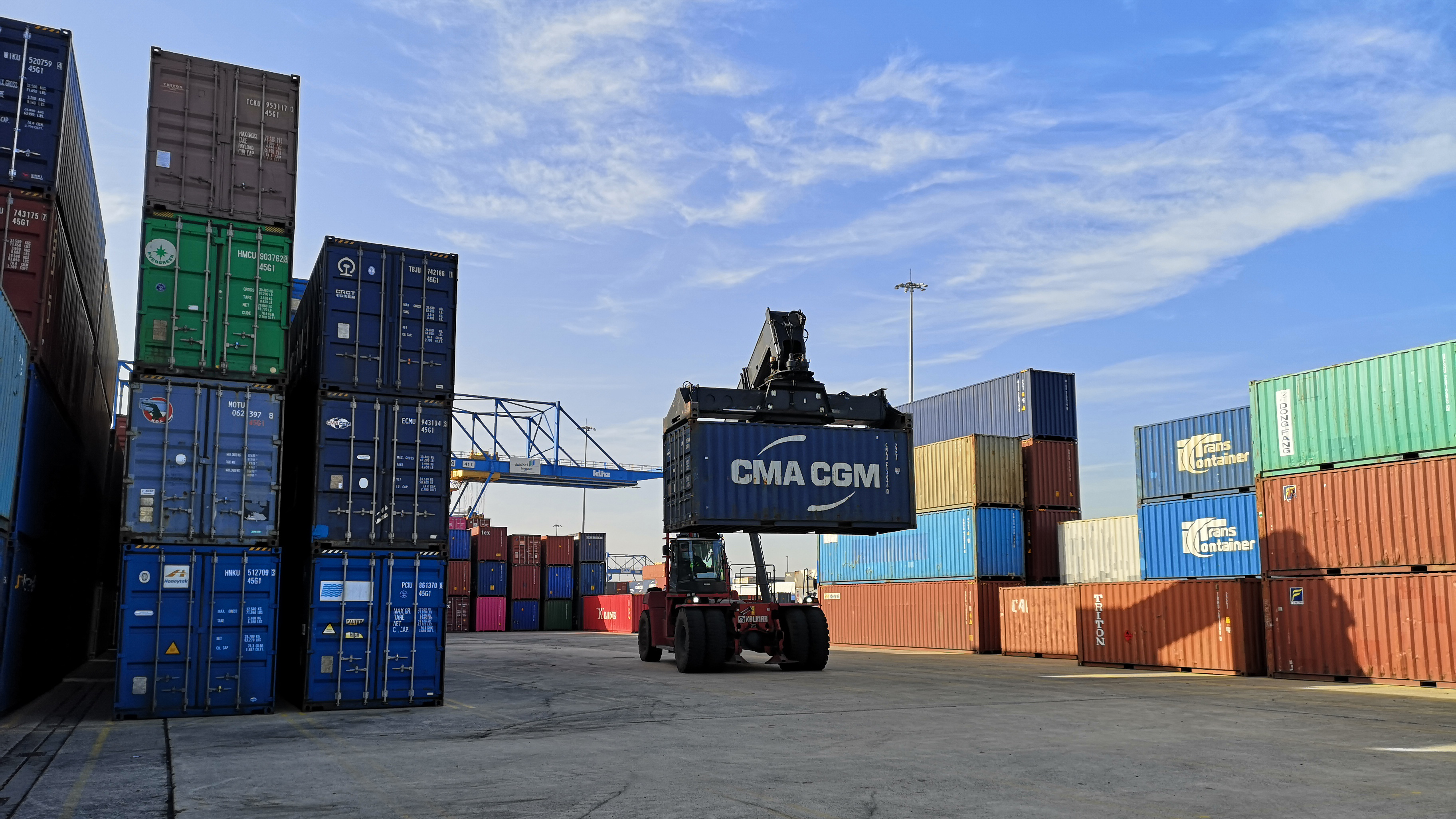 Ein Transportfahrzeug fährt durch den Duisburger Containerhafen. | David Zajonz / WDR