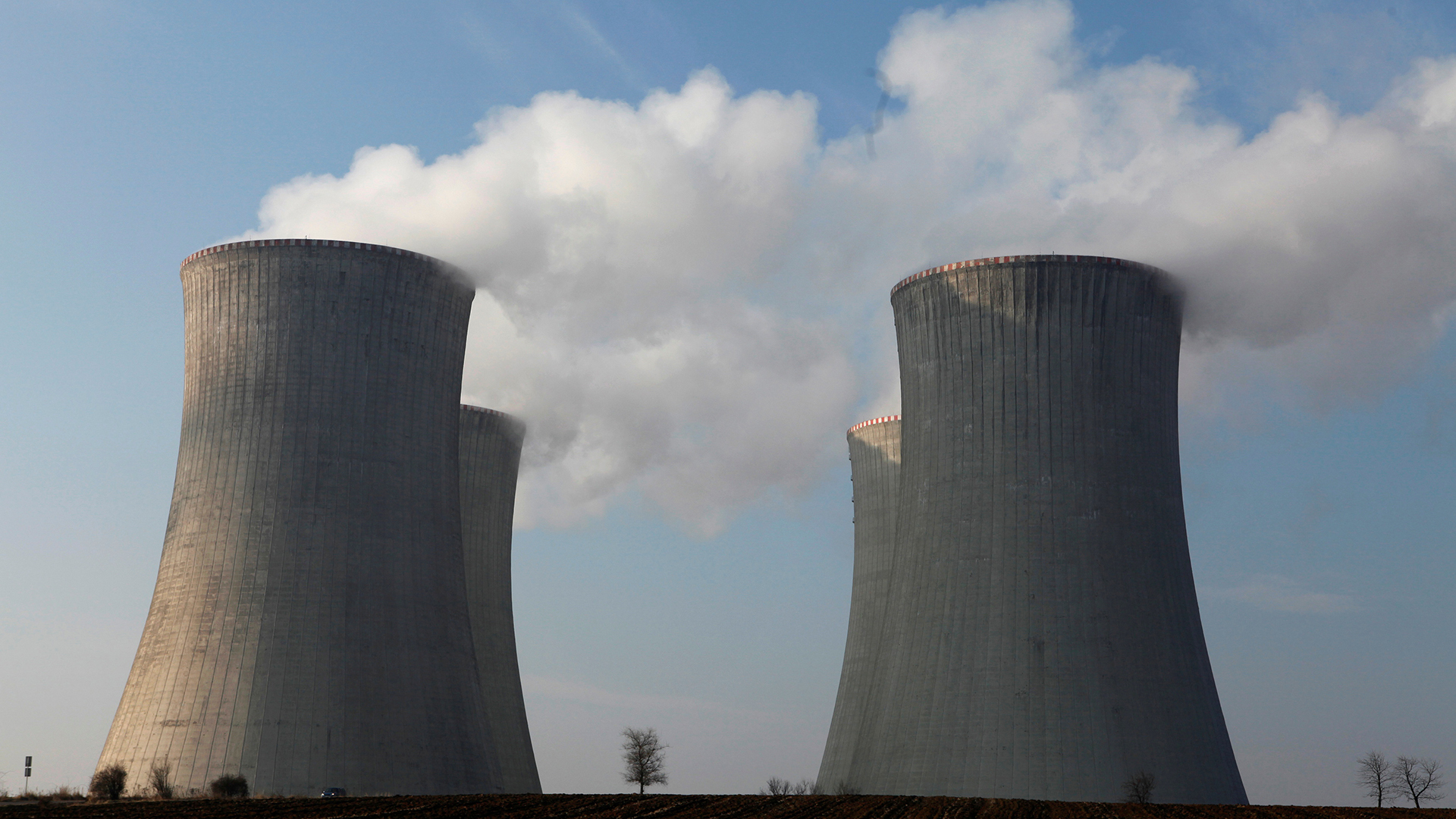 Die Kühltürme des tschechischen Kernkraftwerks Dukovany | REUTERS