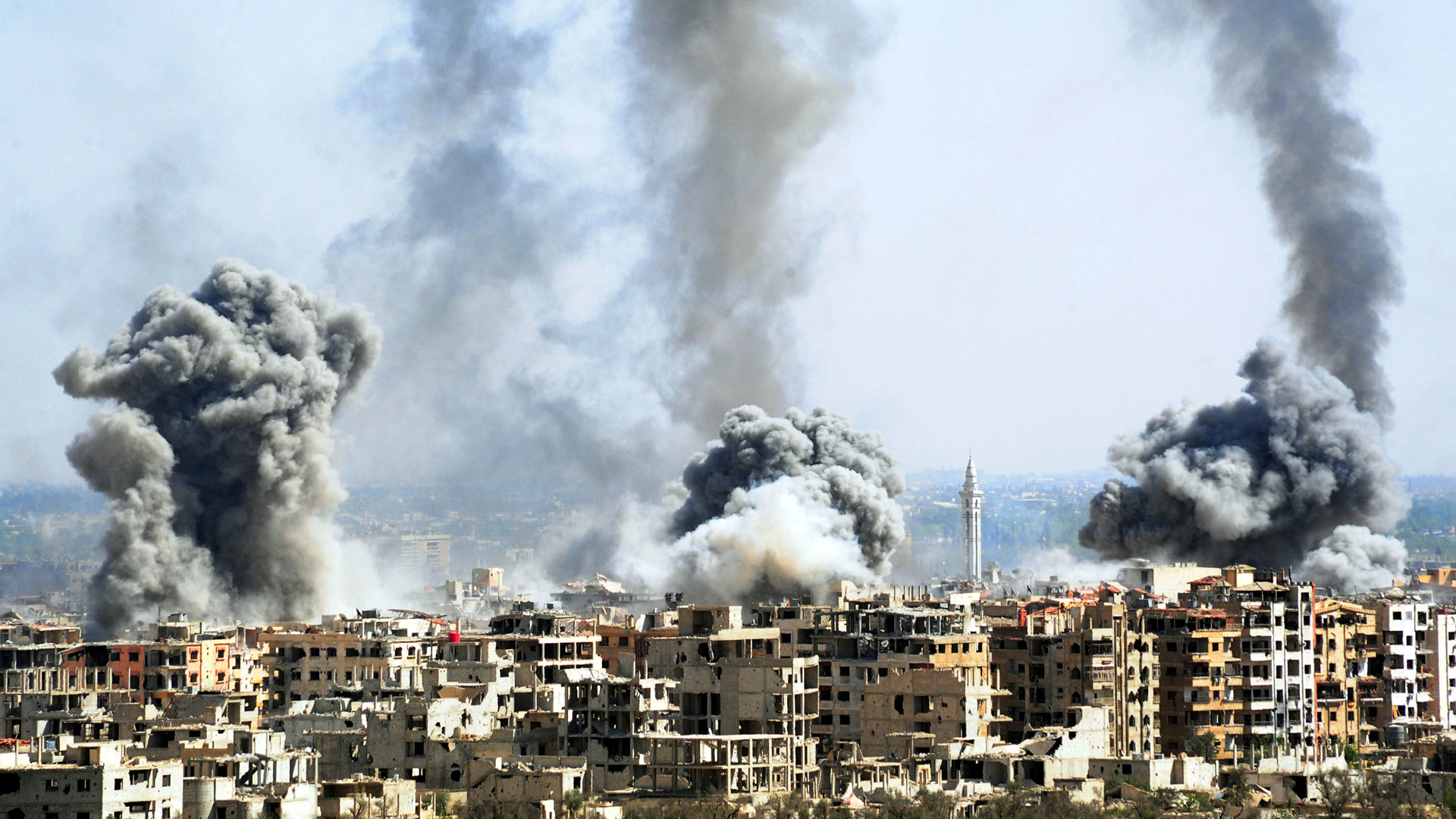 Rauchwolken steigen nach Einschlägen über der syrischen Stadt Duma auf