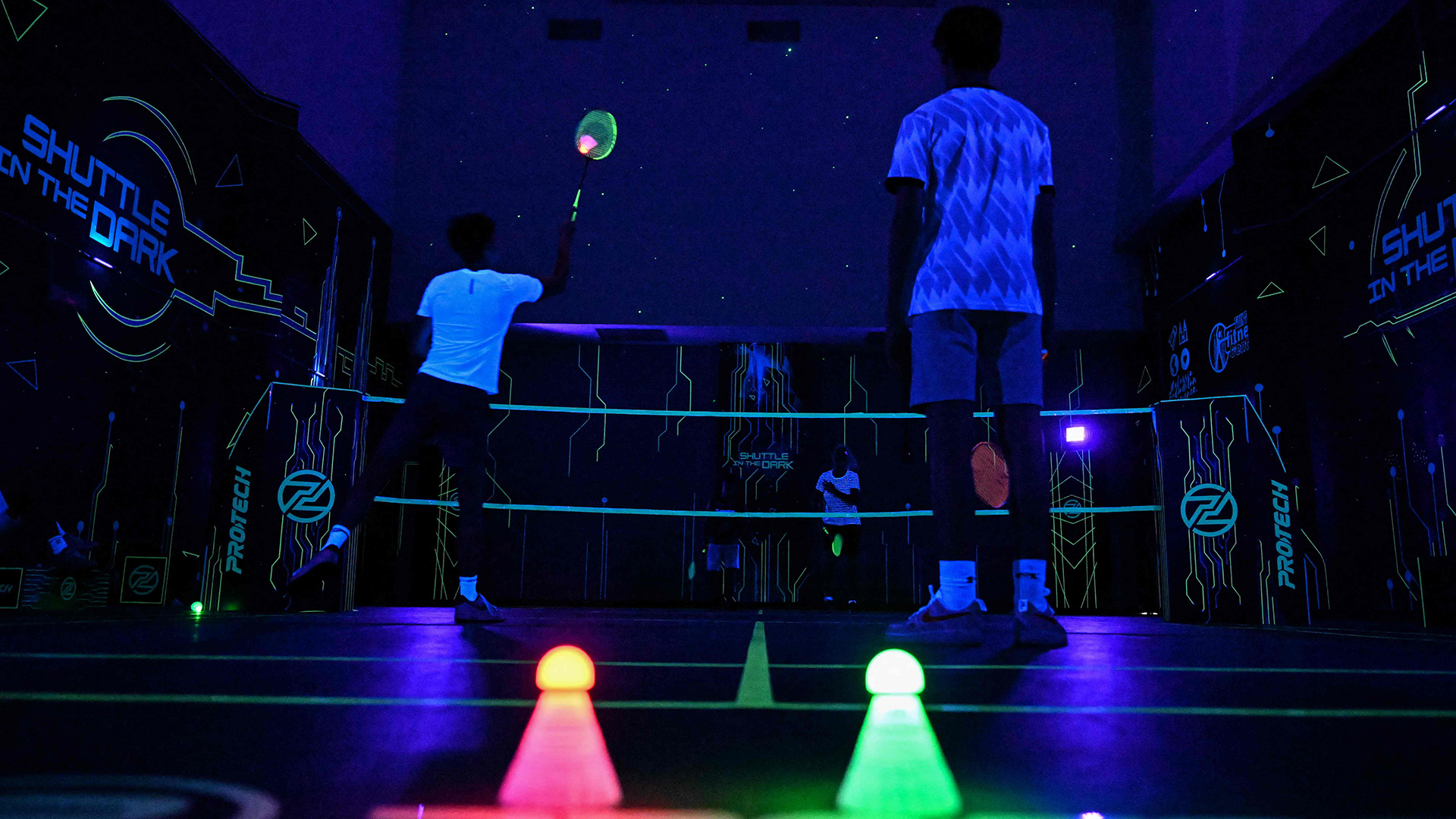 Badmintonspieler im Dunkeln mit leuchtendem Ball | AFP