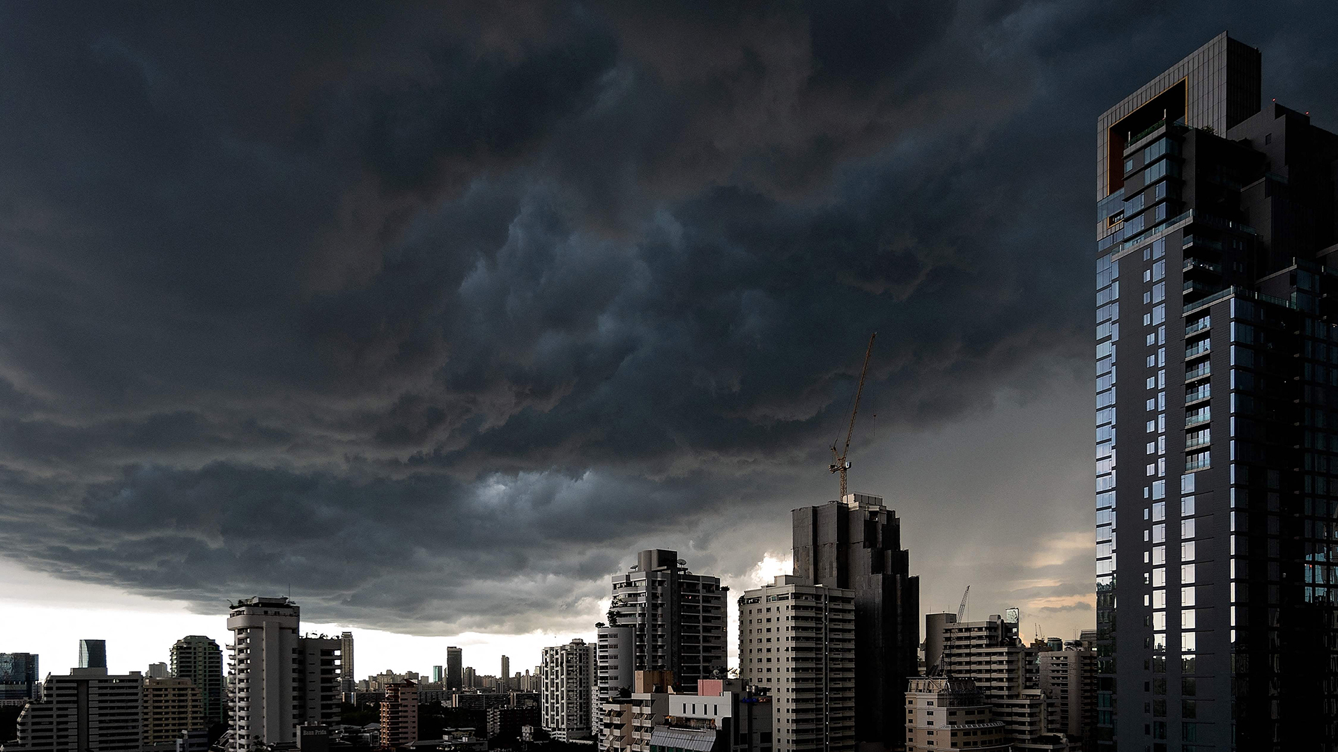 Dunkle Wolken ziehen über Bangkoks Skyline (Thailand). | AFP