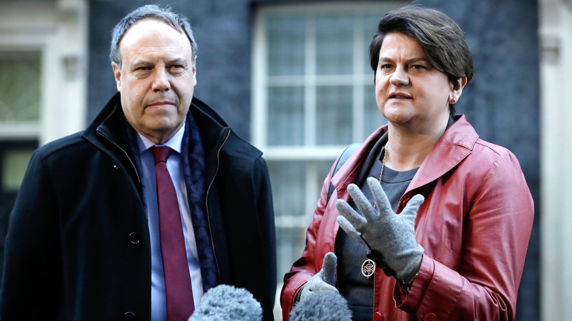 DUP-Parteichefin Arlene Foster und der DUP-Fraktionsvorsitzende Nigel Dodds stehen im Januar 2019 in London vor der Downing Street 10 und geben dort ein Pressestatement ab. (Archivbild) | dpa