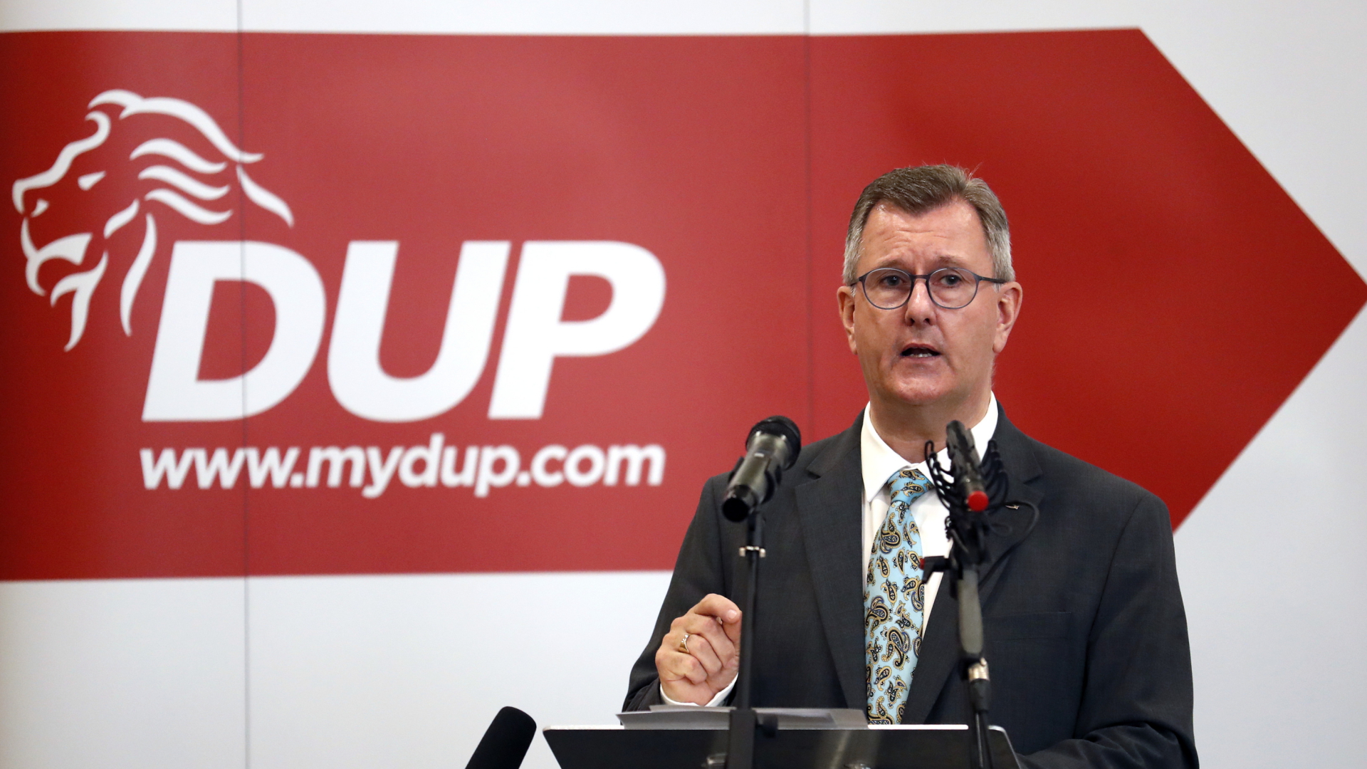 Jeffrey Donaldson, Vorsitzender der Democratic Unionist Party (DUP), hält eine Rede vor hochrangigen Parteimitgliedern in Belfast, Großbritannien. | dpa