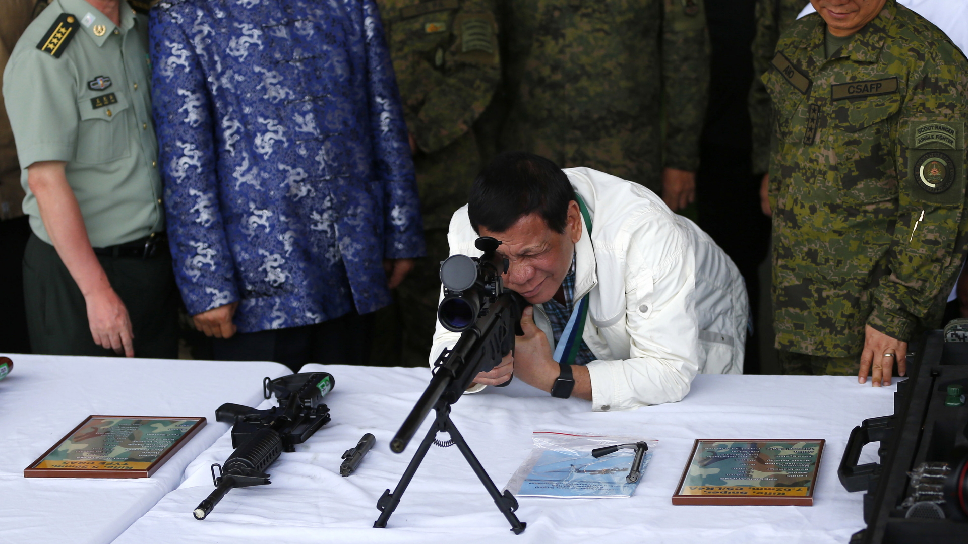 Der philippinische Präsident Duterte schaut durch das Zielfernrohr eines Scharfschützengewehrs aus chinesischer Produktion. | AP