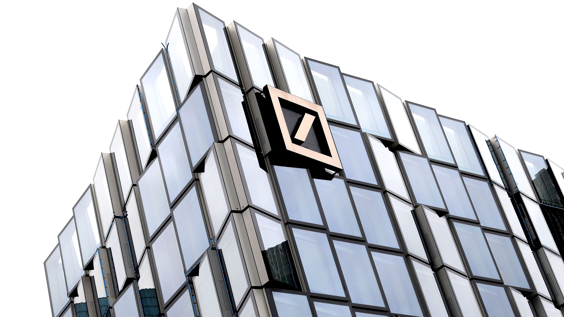 Logo der Deutschen Bank auf dem Fassade des Gebäudes der Fondstochter DWS | picture alliance / Arne Dedert/d