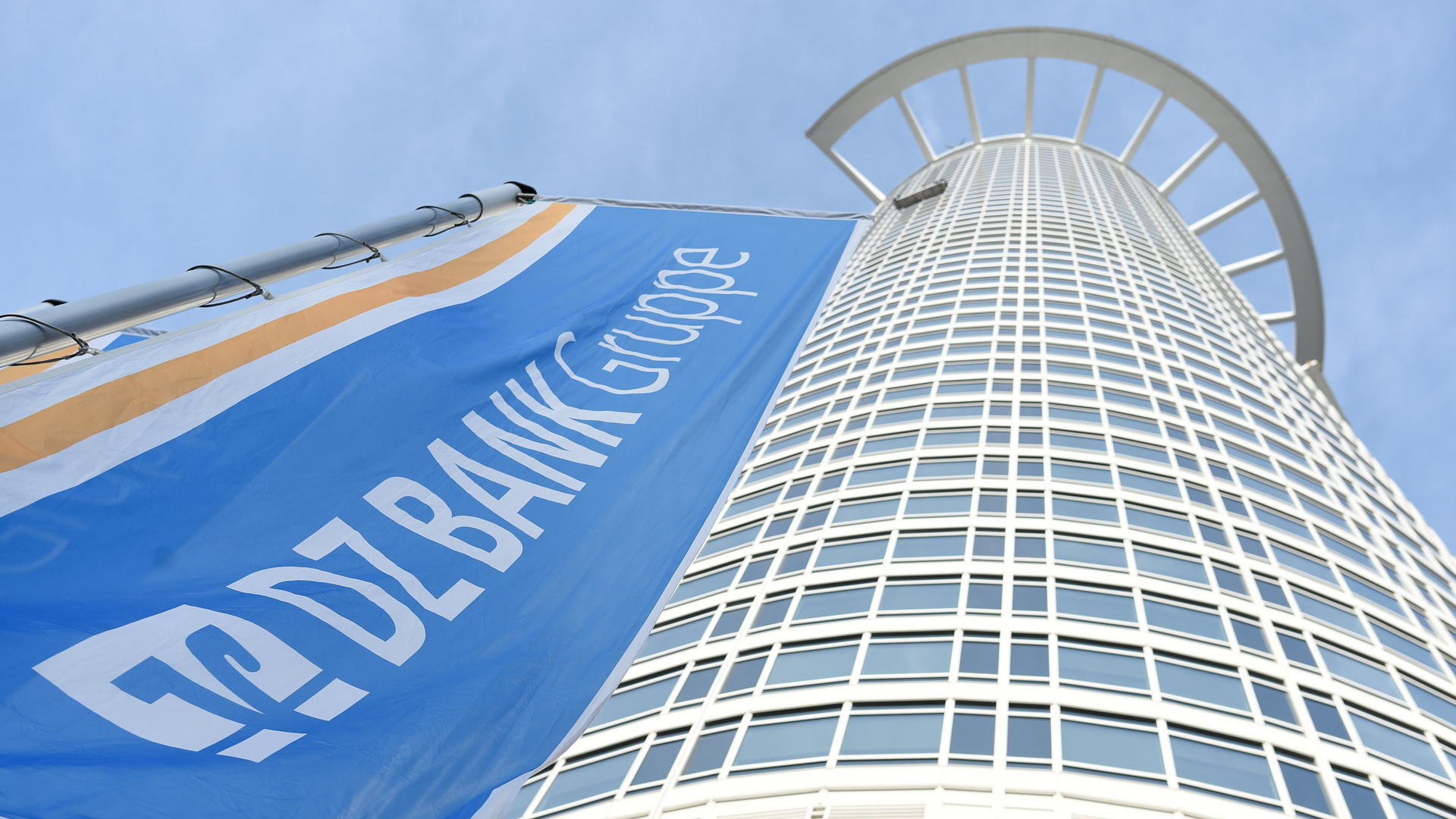 Fahne der DZ Bank an einem Gebäude | dpa