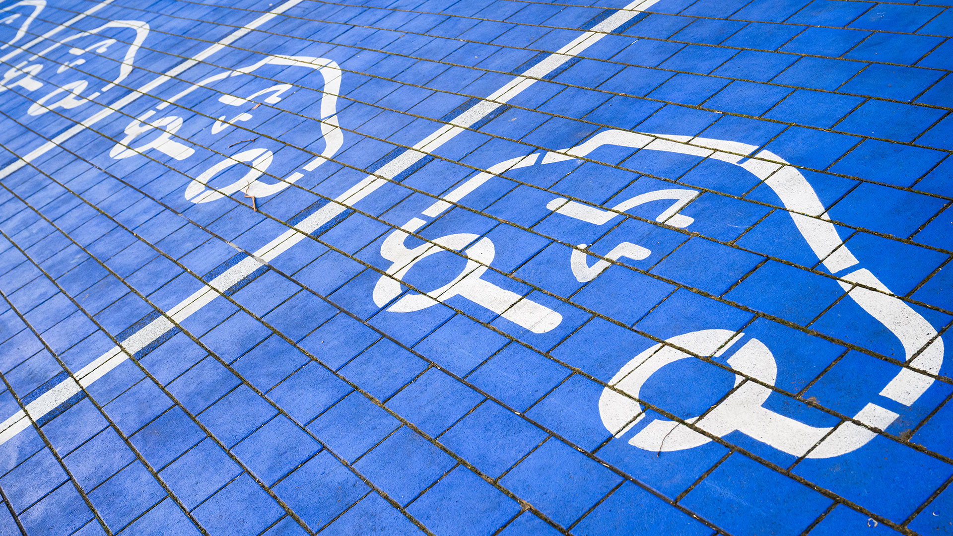 Symbole markieren Ladeplätze an Schnellladesäulen für Elektroautos 