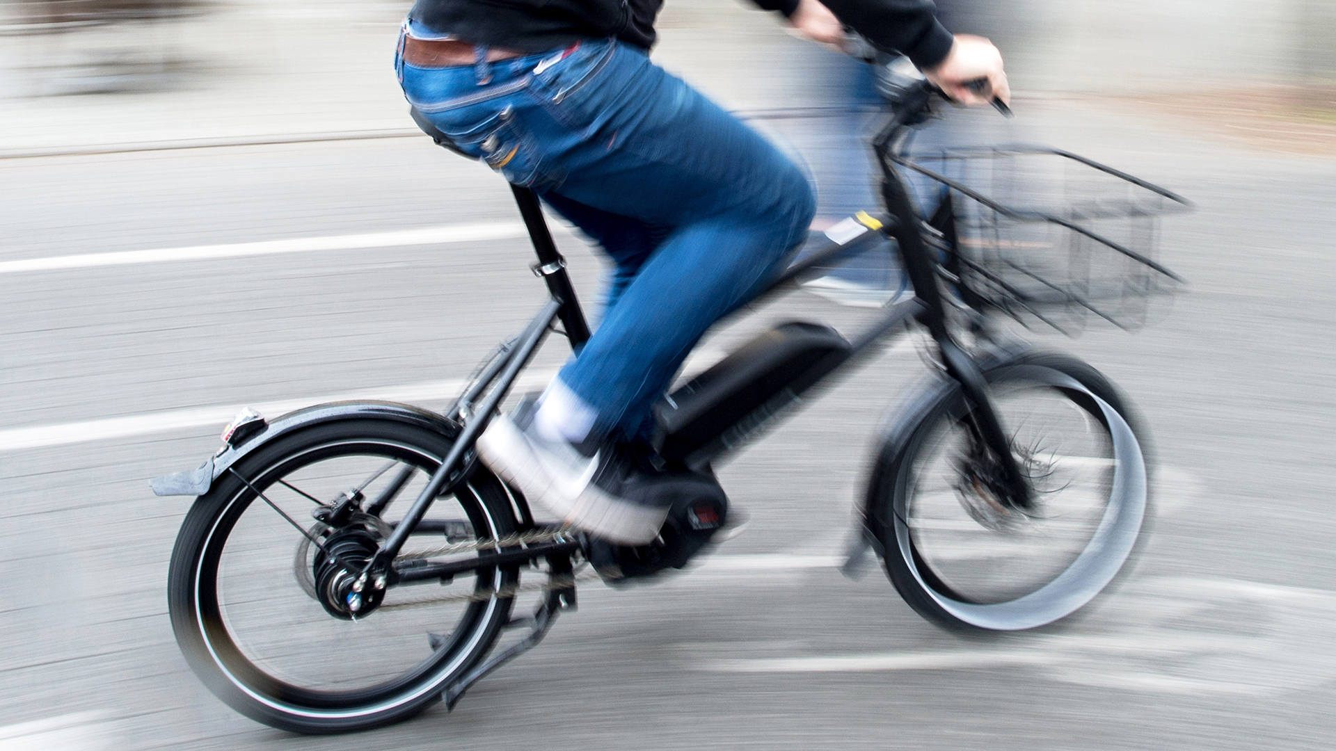 Ein Radfahrer fährt mit einem E-Bike in einer Fahrradstraße. 