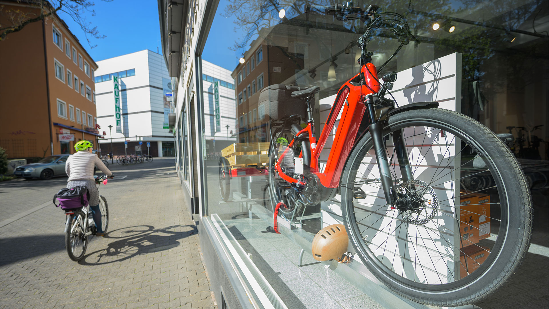 E-Bike im Schaufenster eines Fahrradladens | picture alliance/dpa