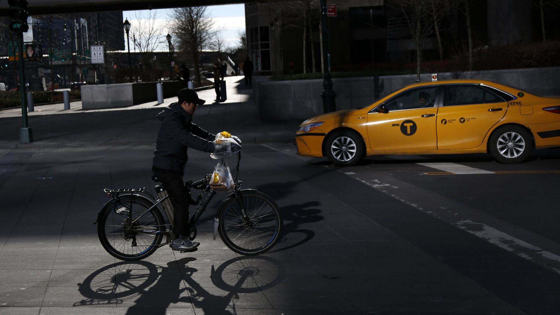 Ein Fahrradkurier auf einem E-Bike in New York