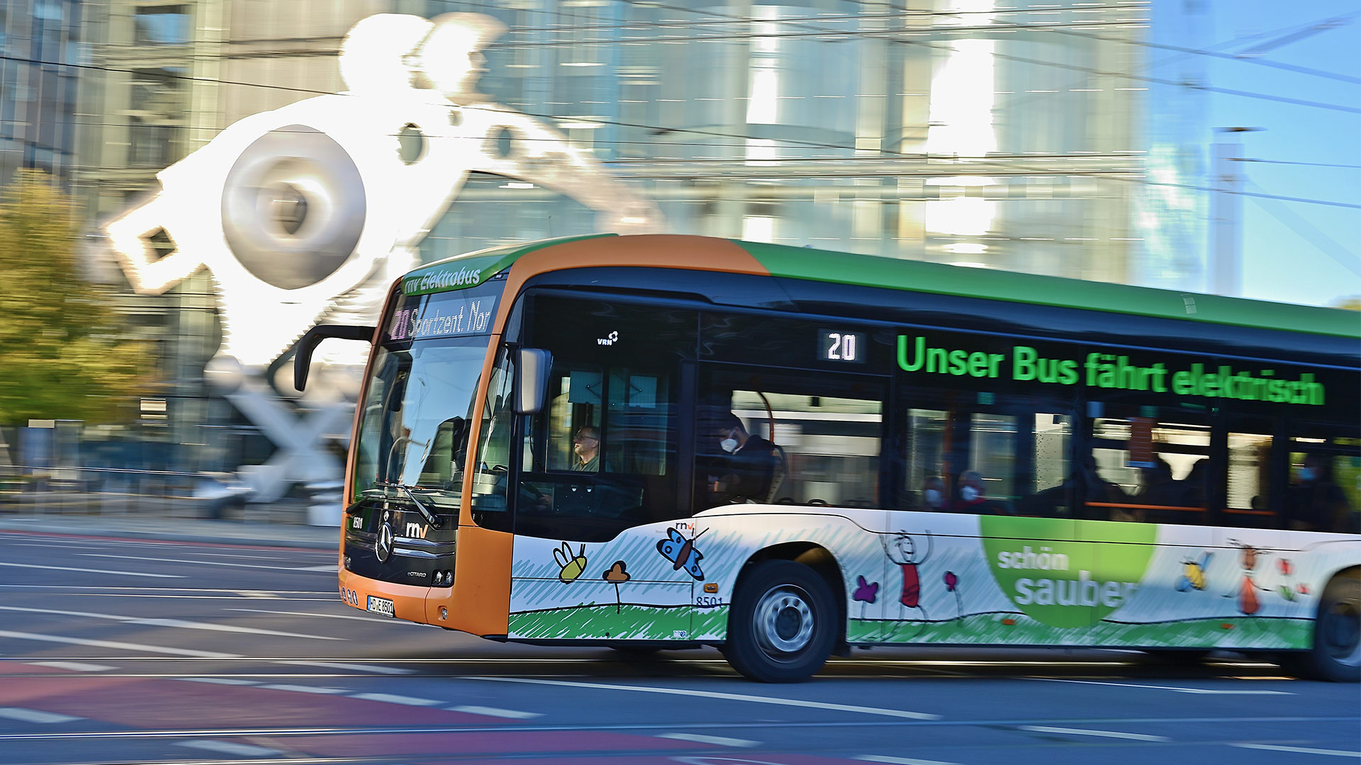 Elektrobus in Heidelberg | picture alliance / Daniel Kubirs