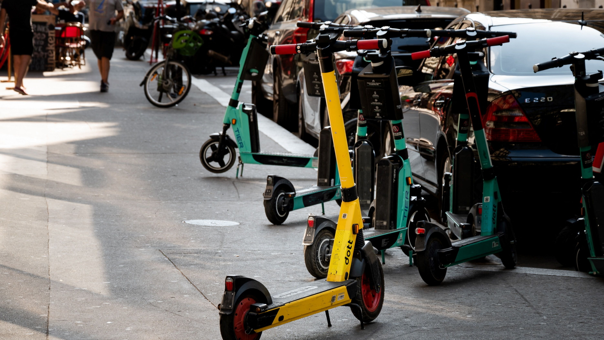 E-Scooter stehen auf einem Gehweg in Paris. | AFP