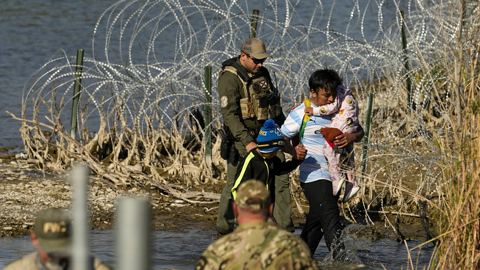 Migranten werden in Eagle Pass von Beamten an der Grenze zwischen Texas und Mexiko festgenommen (aufgenommen am 3. Januar 2024)