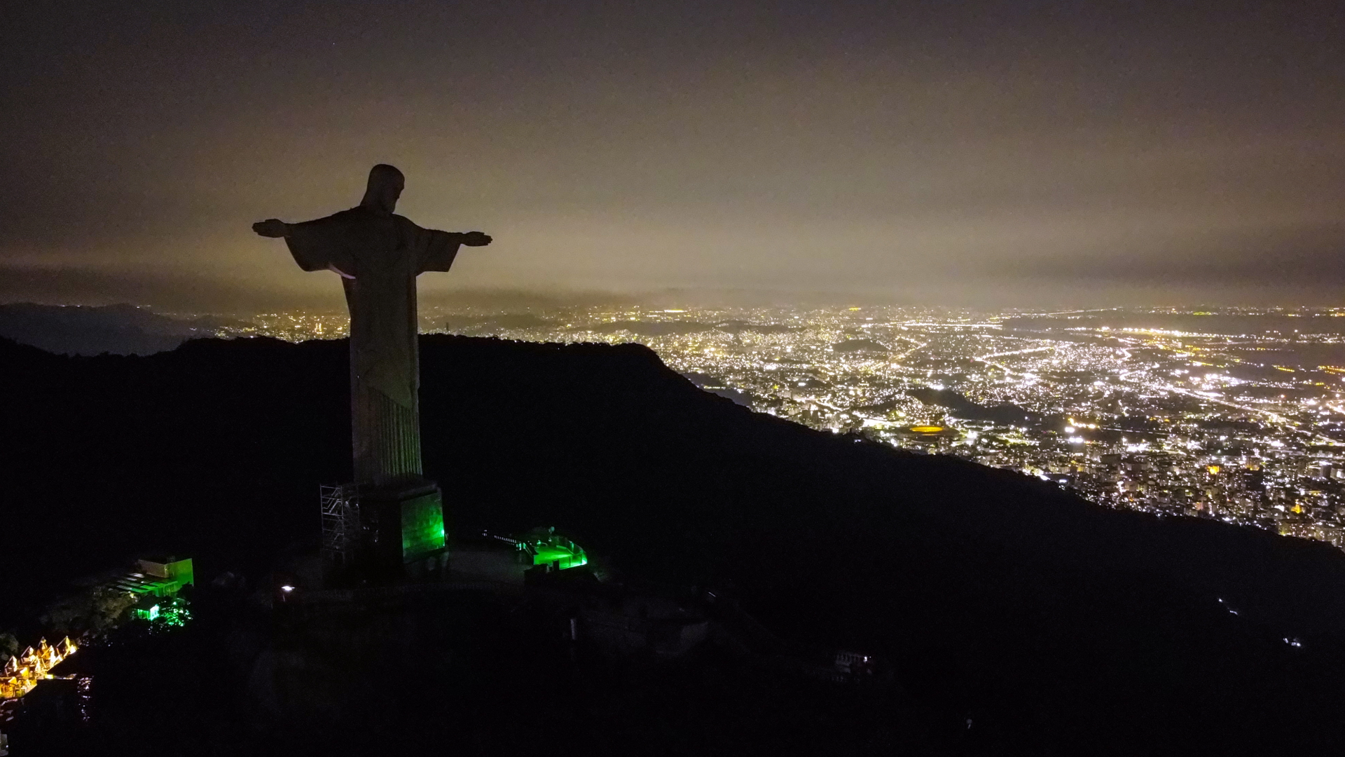 Die monumentale Statue Cristo Redentor in Rio de Janeiro bleibt anlässlich der Earth Hour 2023 dunkel. | EPA