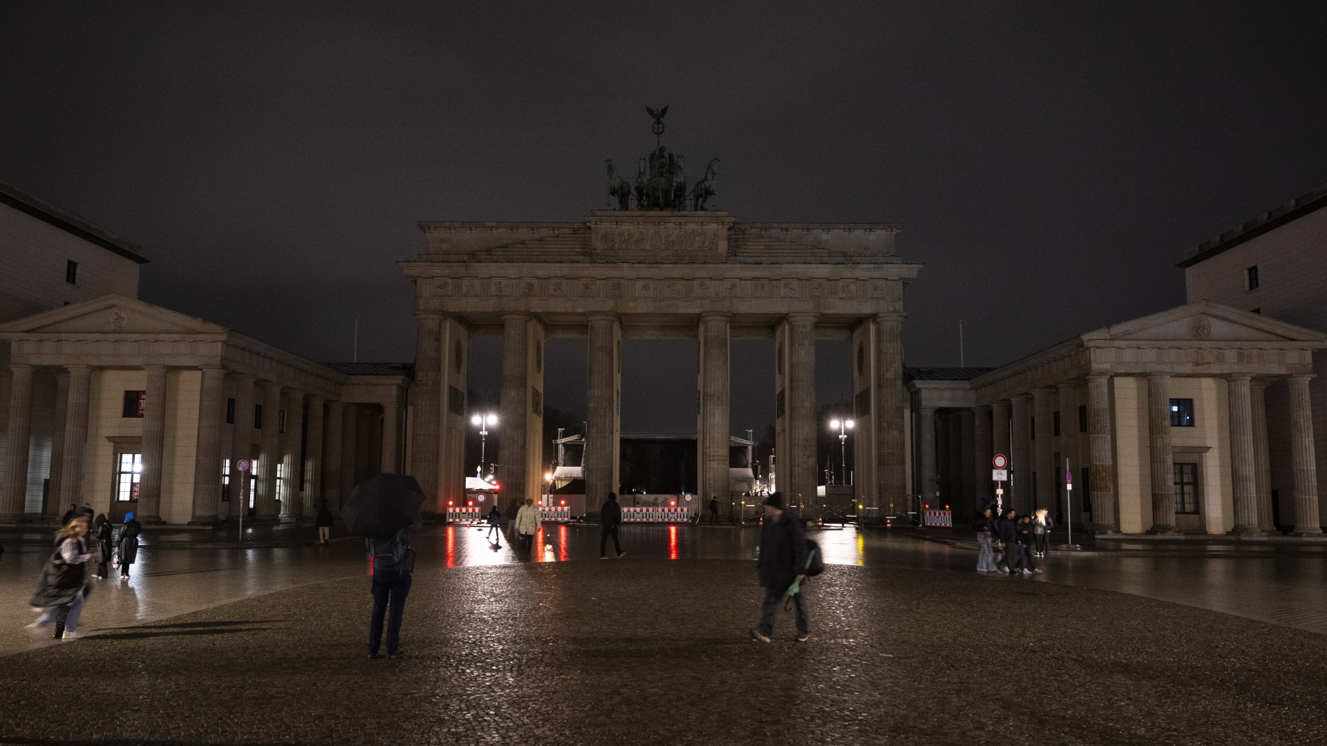 Dem Brandenburger Tor in Berlin zog man anlässlich der Earth Hour 2023 den Stecker. | dpa