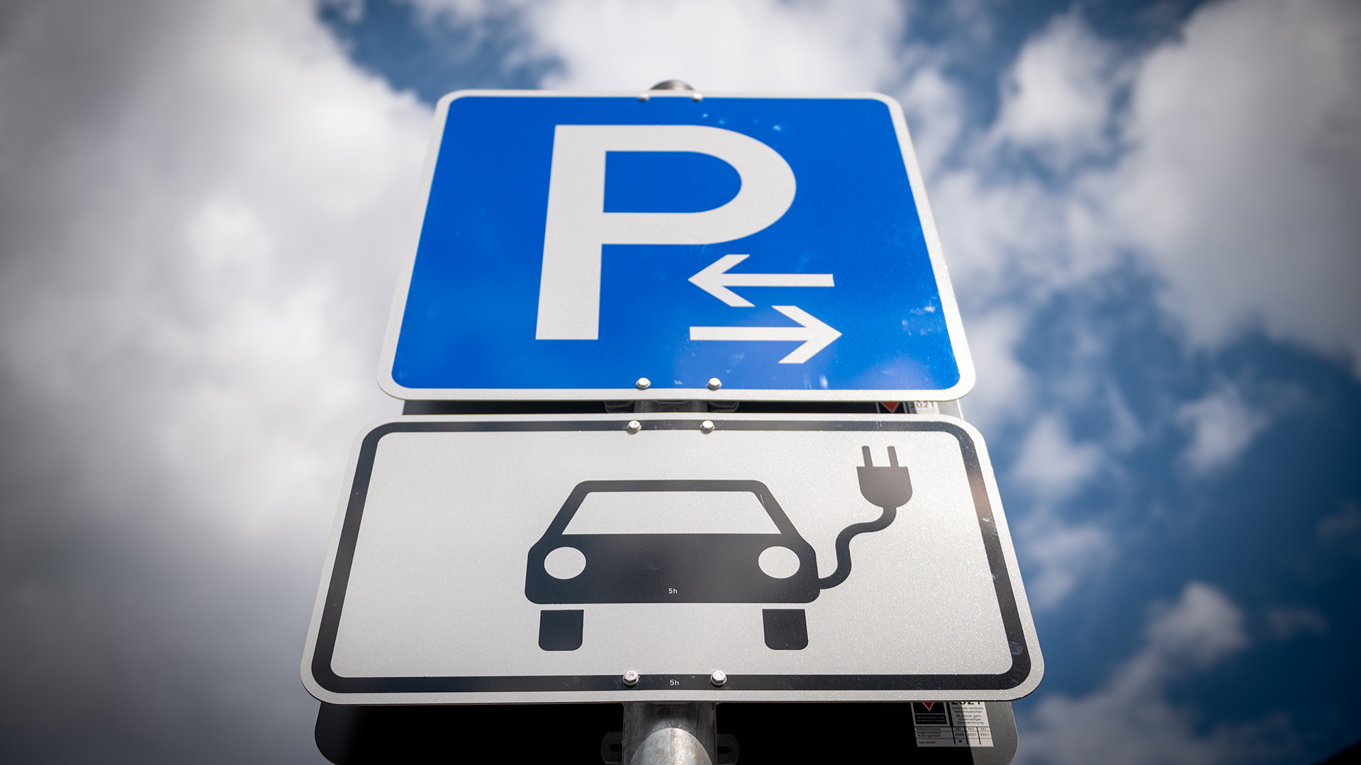 Ein Schild deutet auf Parkplätze mit Lademöglichkeiten für Elektroautos hin. | picture alliance/dpa/dpa-Zentral
