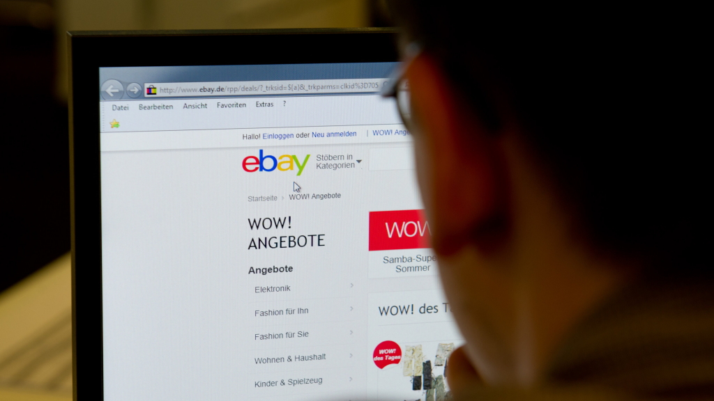 Ein Nutzer schaut auf die Internetseite von ebay.