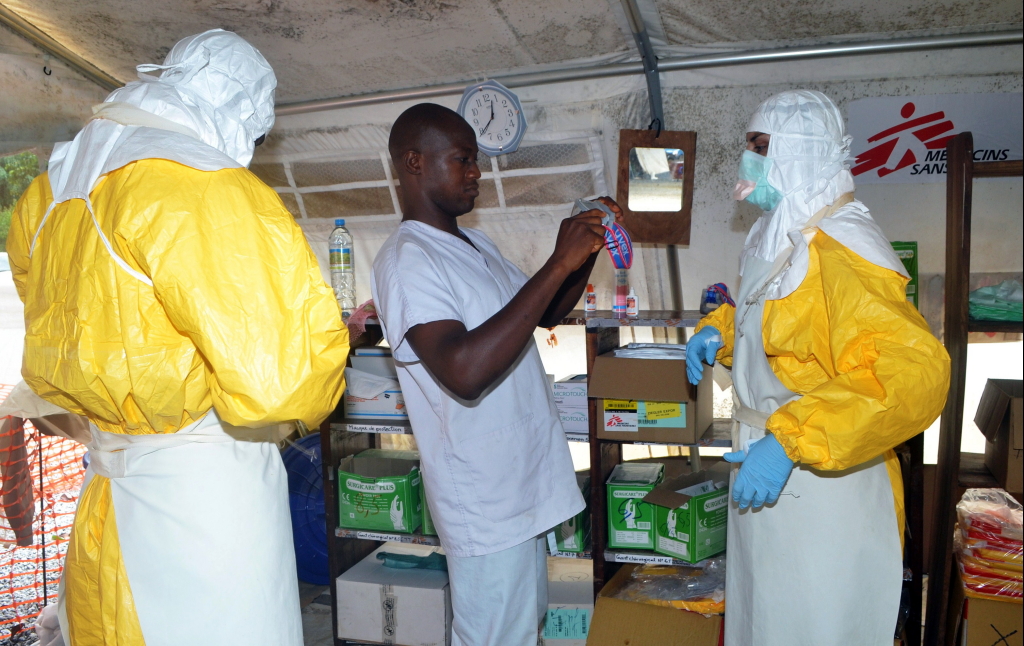 Ebola-Ausbruch in Afrika: Das Personal in einem Krankenhaus in Guinea trägt Schutzkleidung.  | AFP