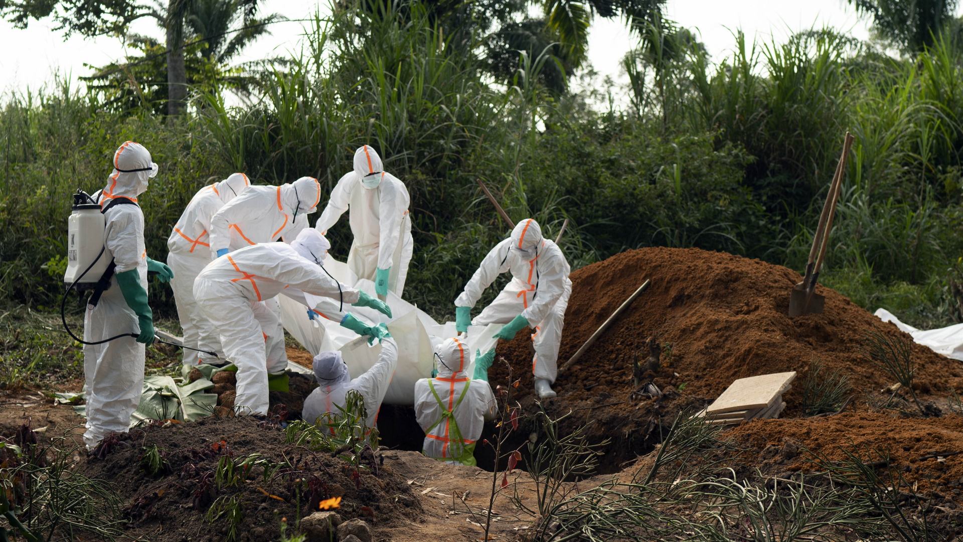 Hilfskräfte in Schutzanzügen beerdigen im Juli 2019 ein Ebola-Opfer im Kongo.