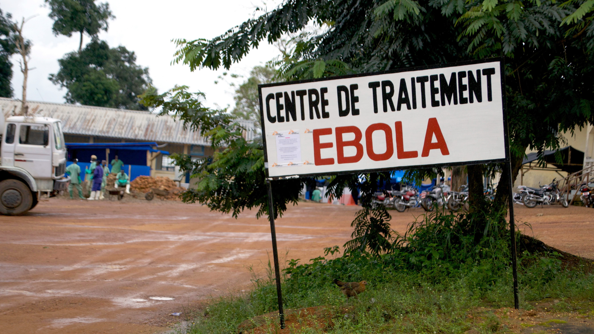 Ein Hinweisschild auf ein Ebola-Behandlungszentrum im Kongo (Archivbild von 2014) | dpa