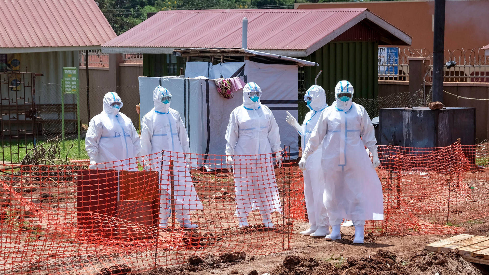 Ärzte in Schutzkleidung gehen in ein Ebola-Isolationszentrum in Uganda. | AP